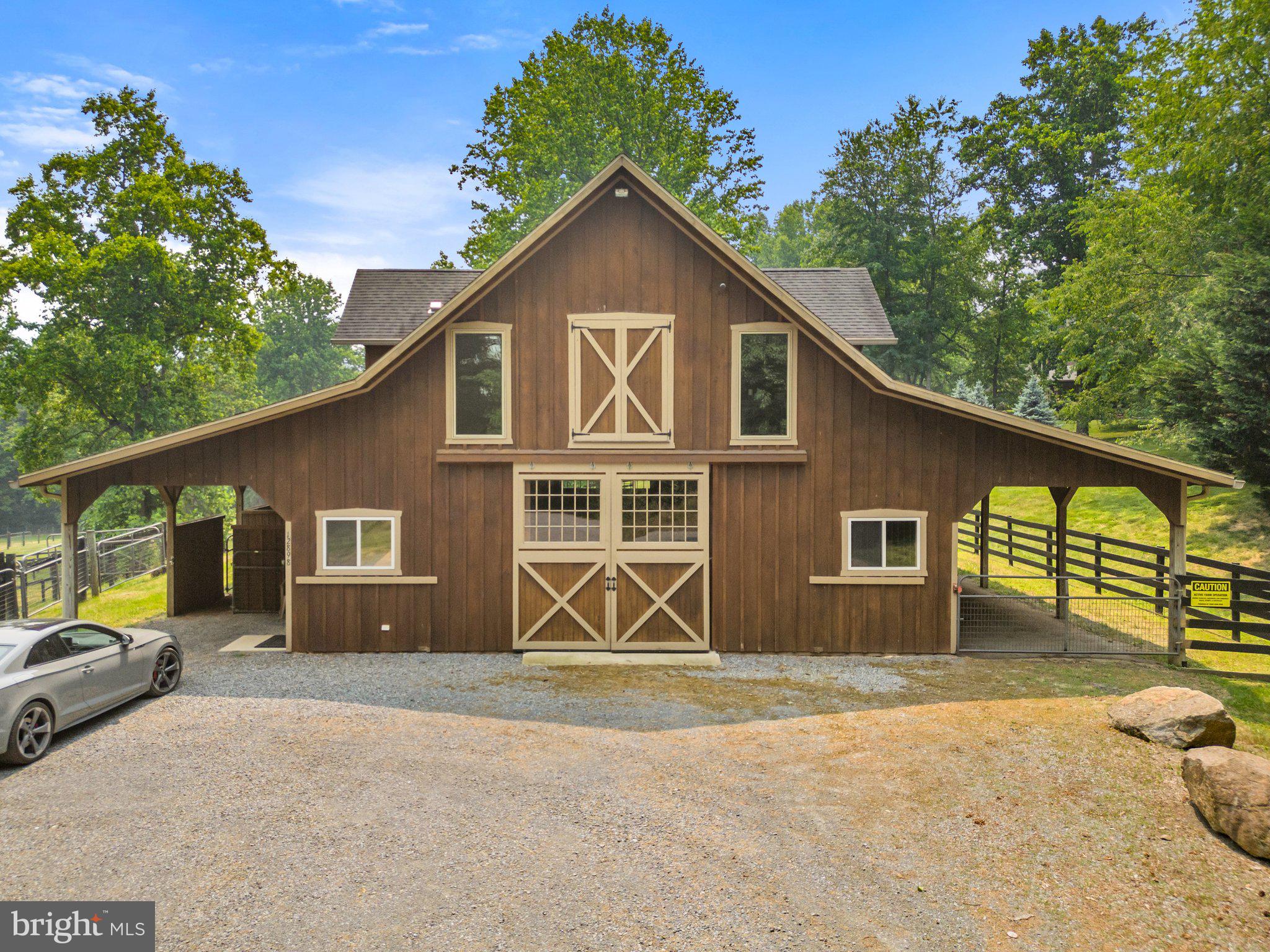 BETWEEN HILLS - Residential