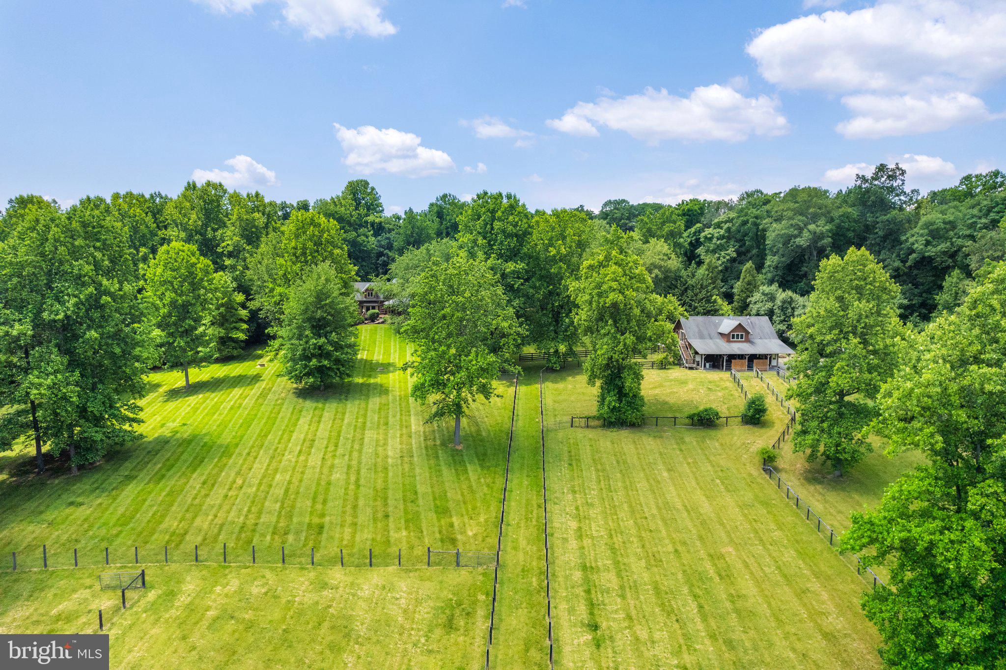BETWEEN HILLS - Residential