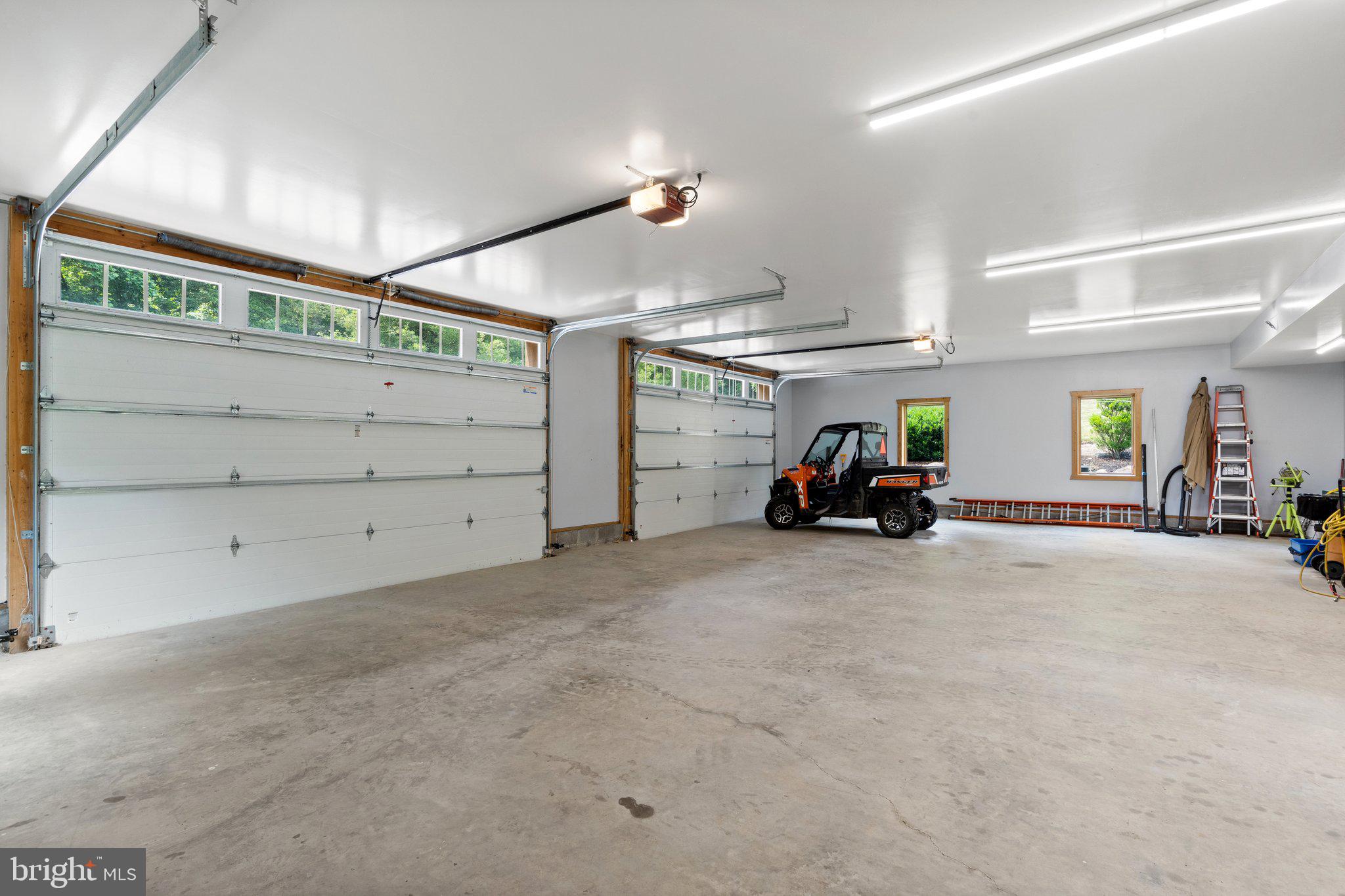 BETWEEN HILLS - Residential