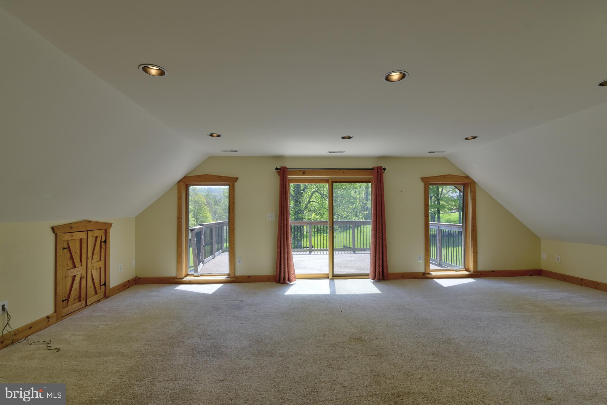 BETWEEN HILLS - Residential