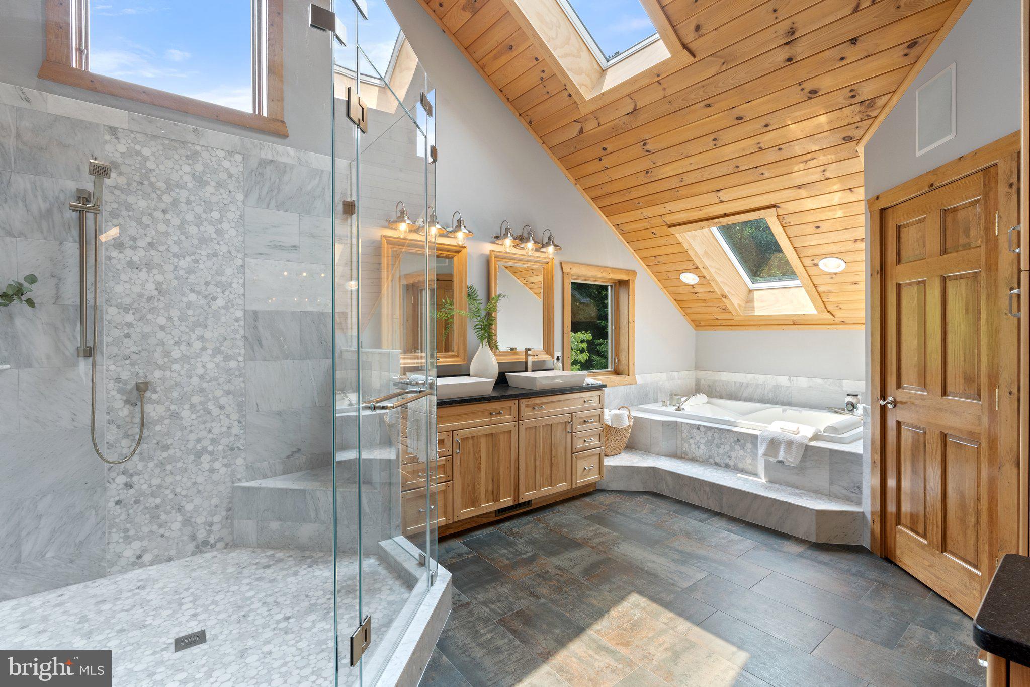 BETWEEN HILLS - Residential