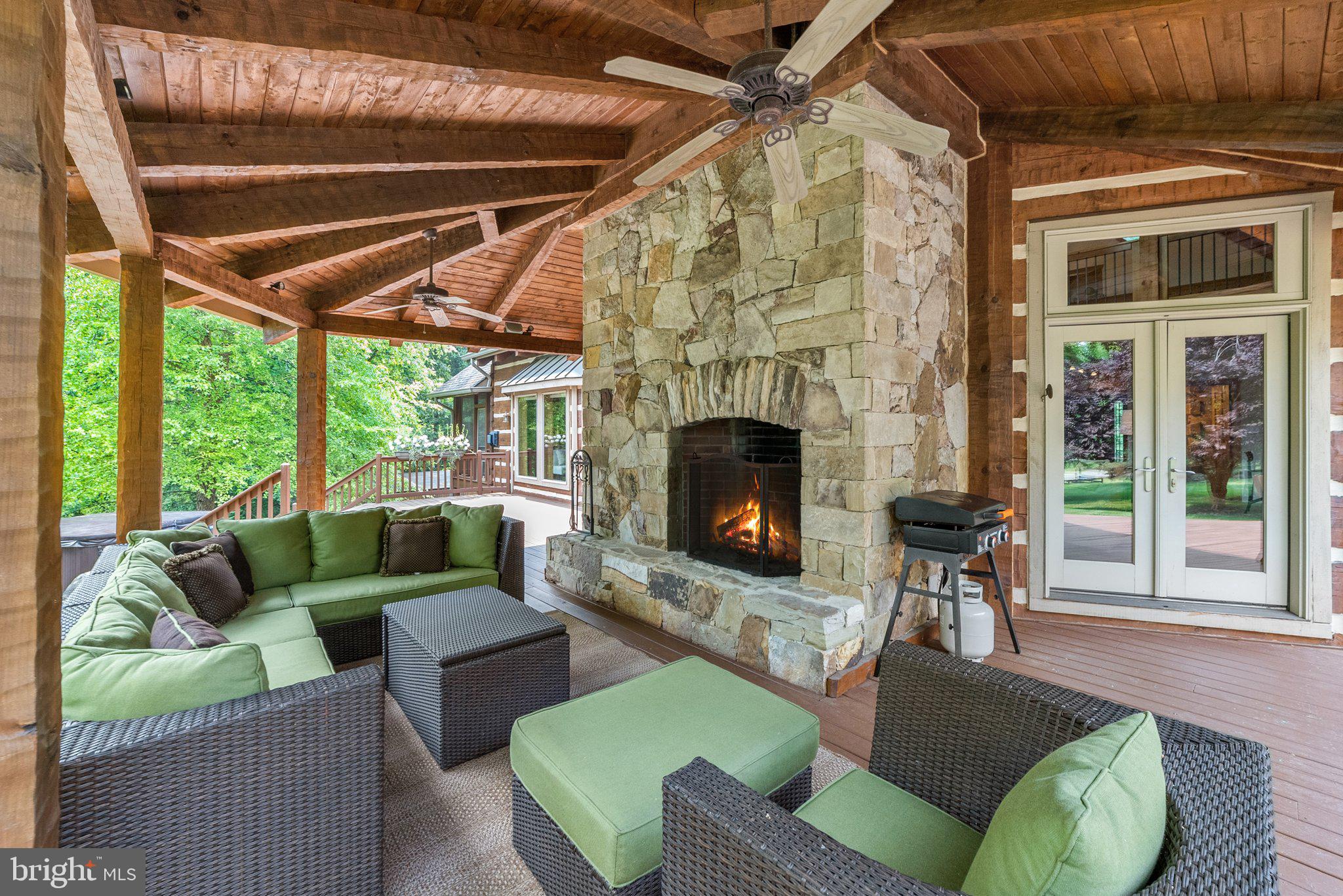 BETWEEN HILLS - Residential