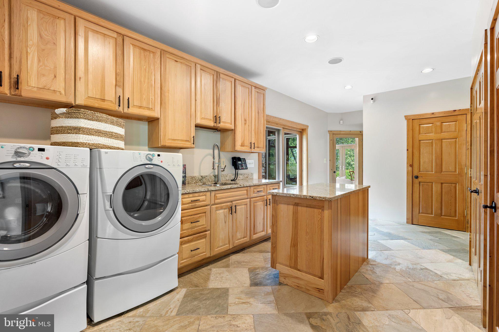 BETWEEN HILLS - Residential