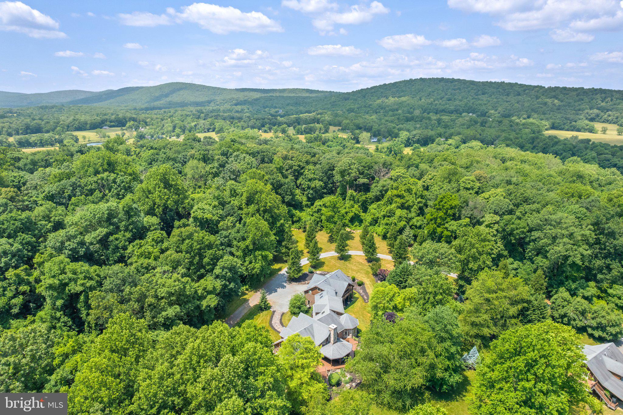 BETWEEN HILLS - Residential