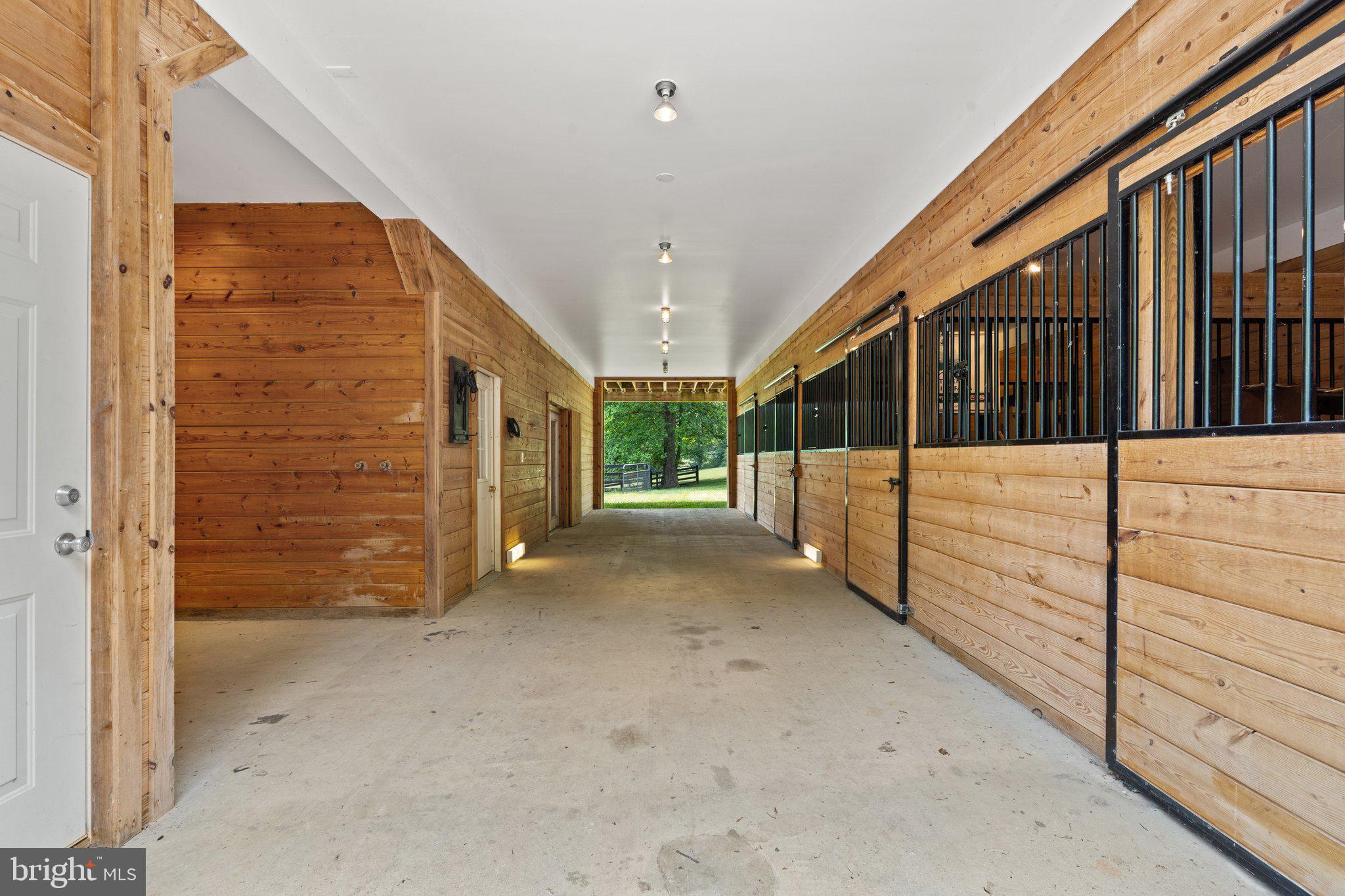 BETWEEN HILLS - Residential