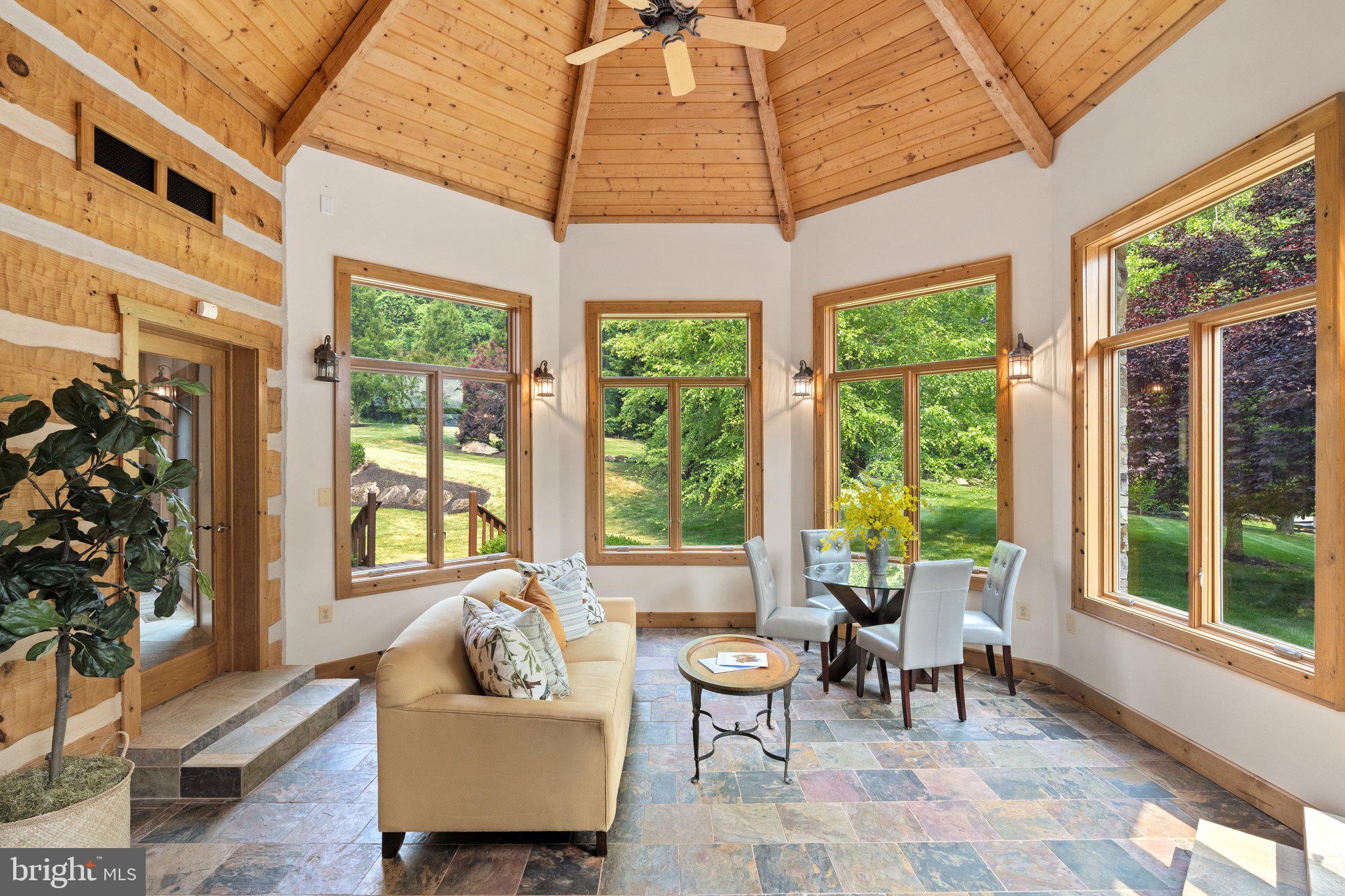 BETWEEN HILLS - Residential