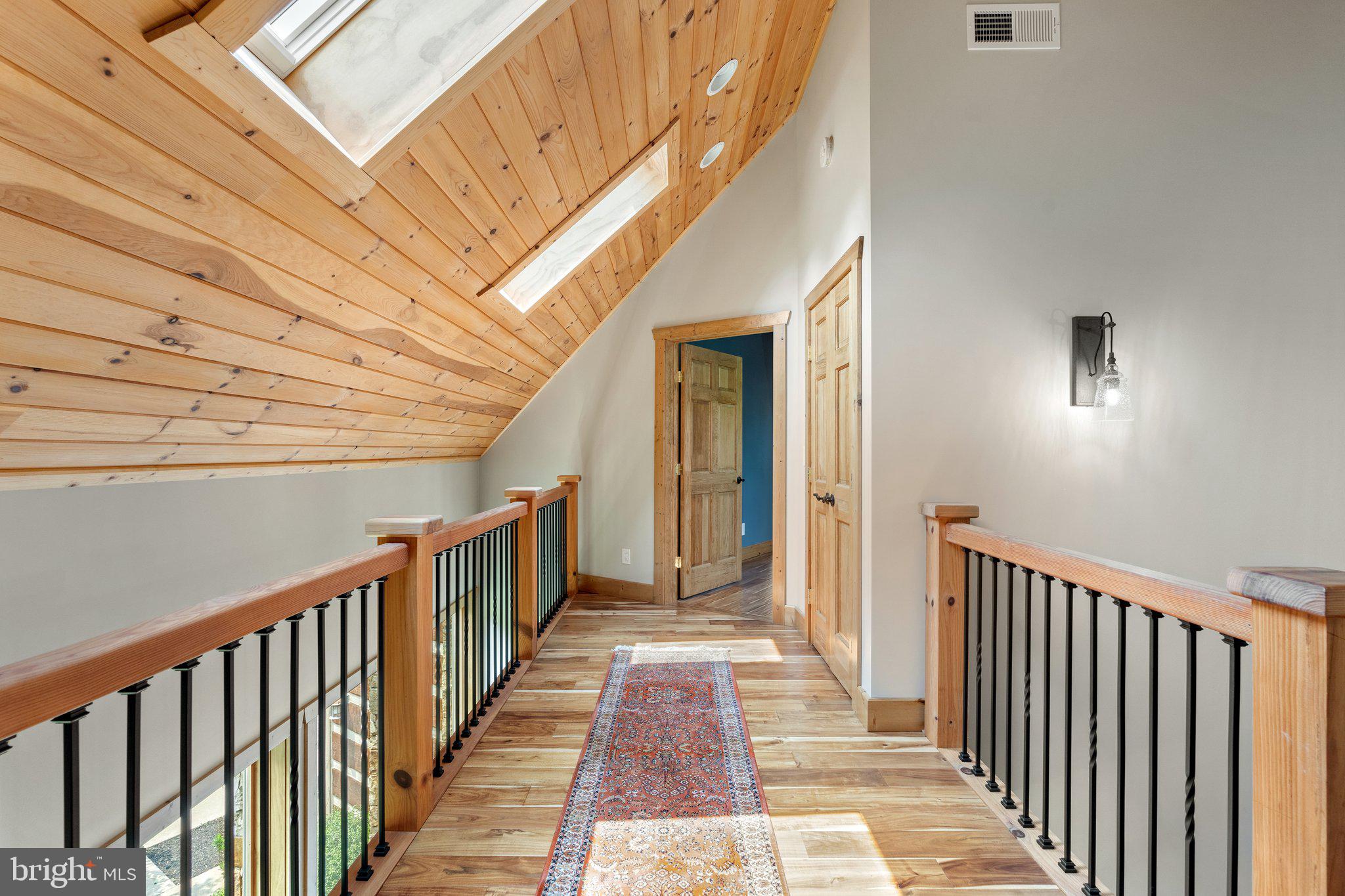 BETWEEN HILLS - Residential