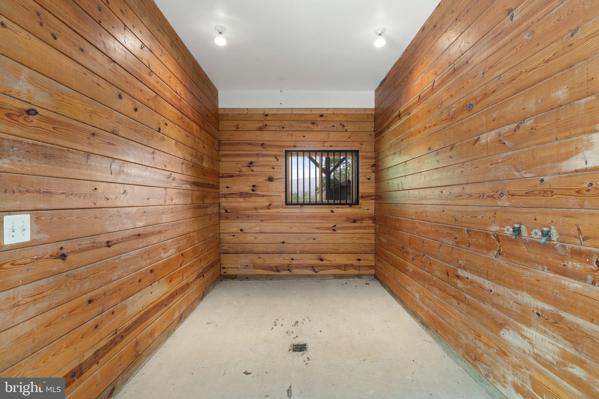 BETWEEN HILLS - Residential