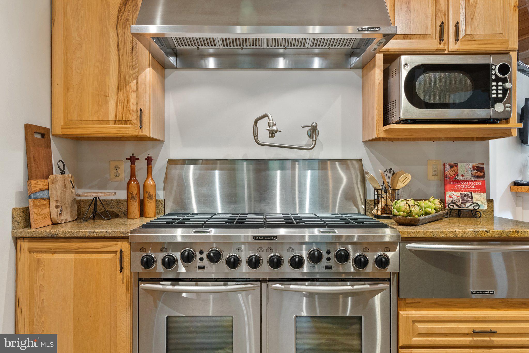 BETWEEN HILLS - Residential