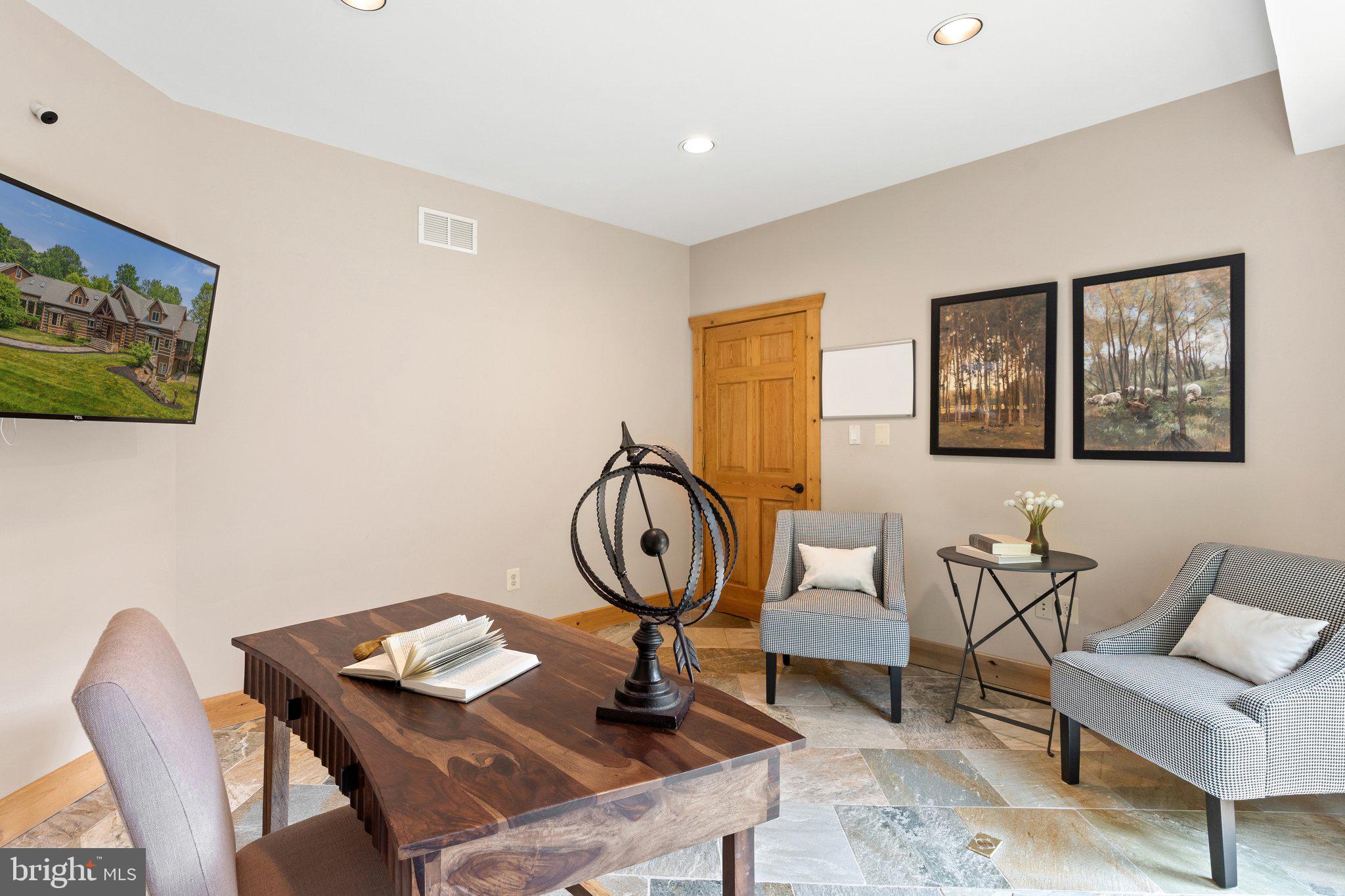 BETWEEN HILLS - Residential