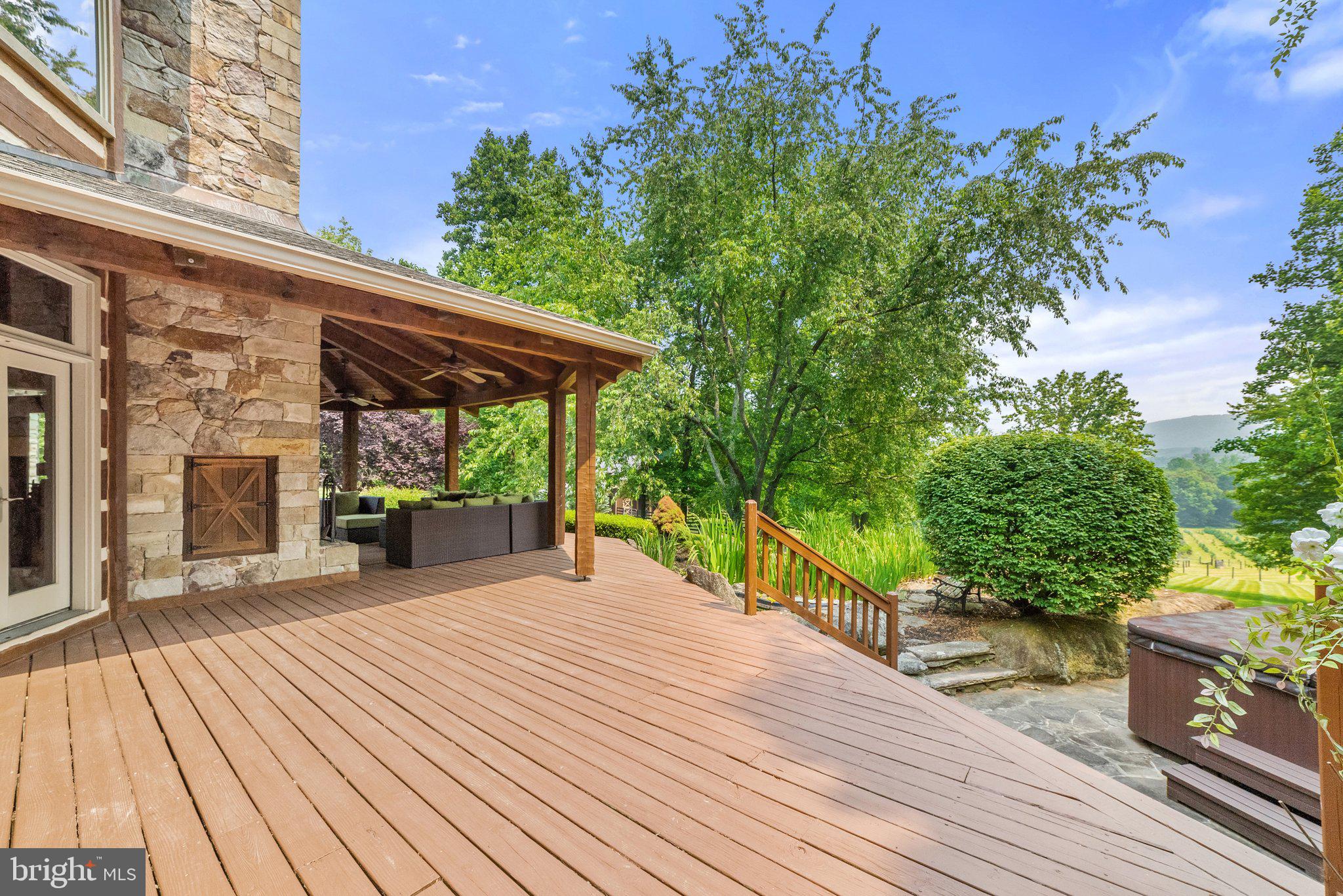 BETWEEN HILLS - Residential