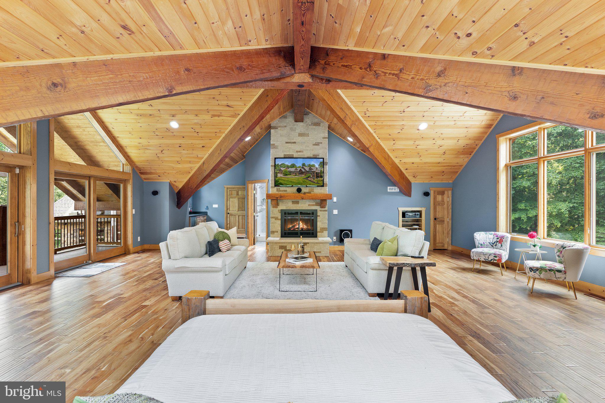 BETWEEN HILLS - Residential