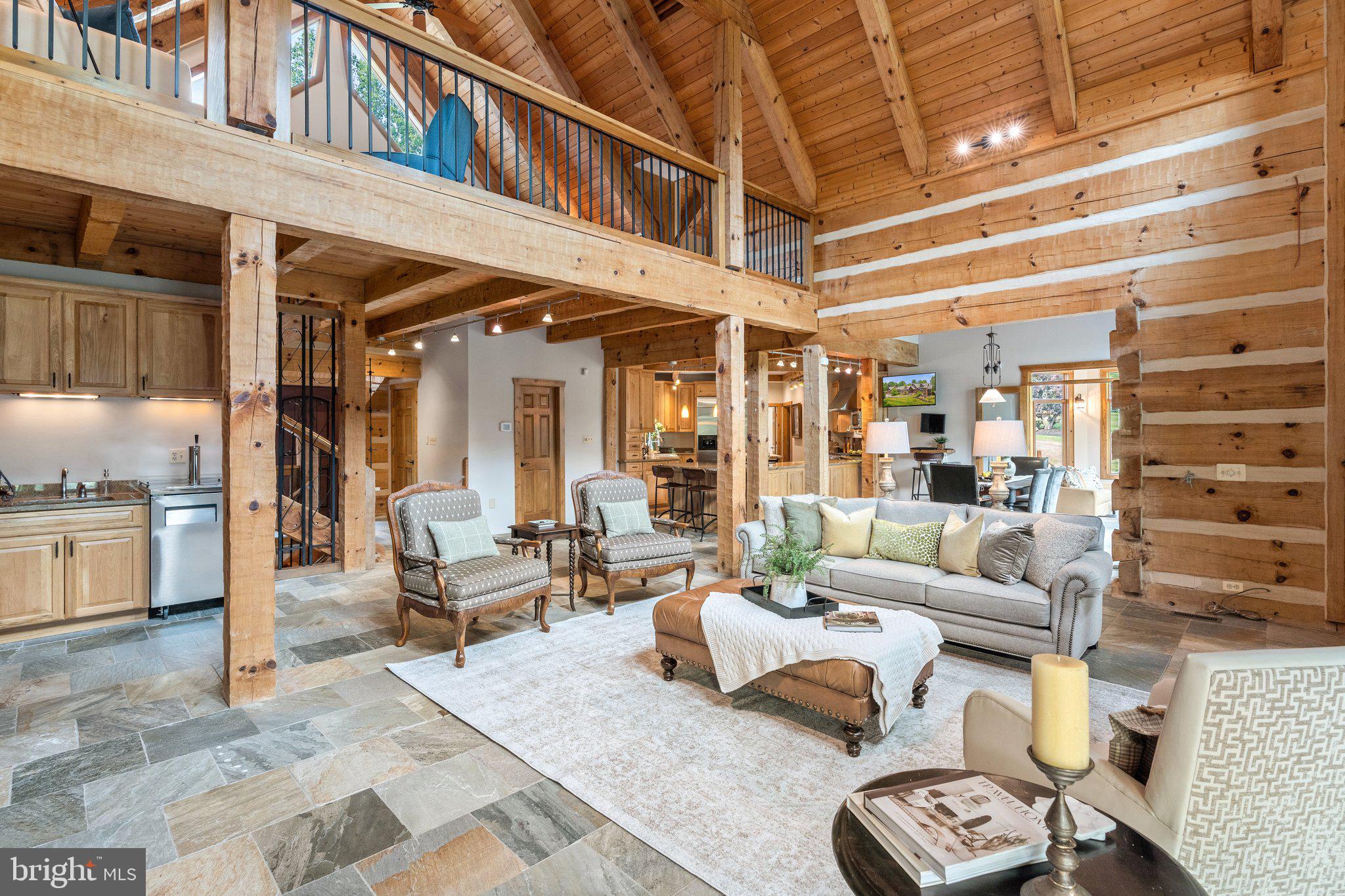 BETWEEN HILLS - Residential