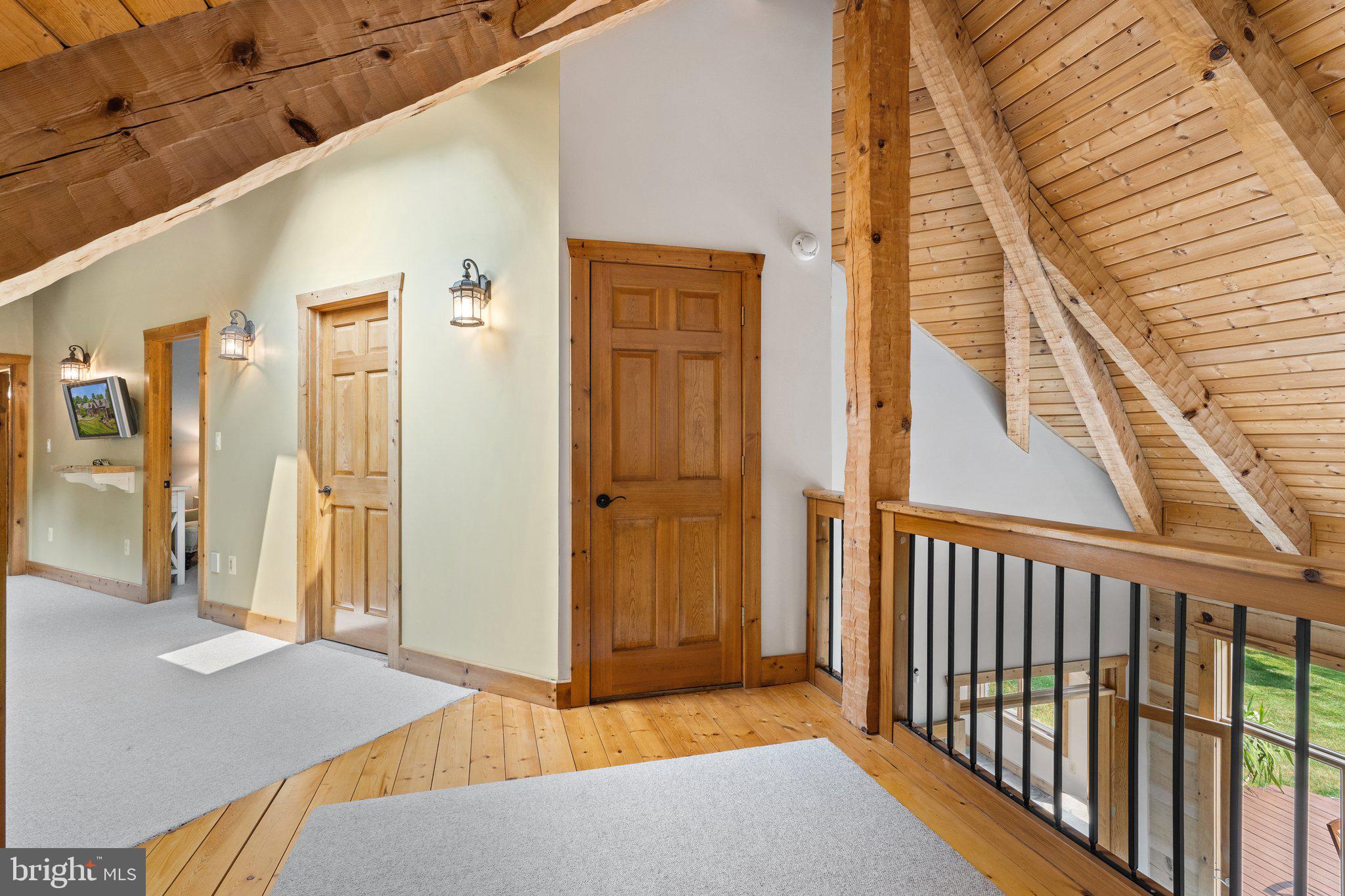 BETWEEN HILLS - Residential