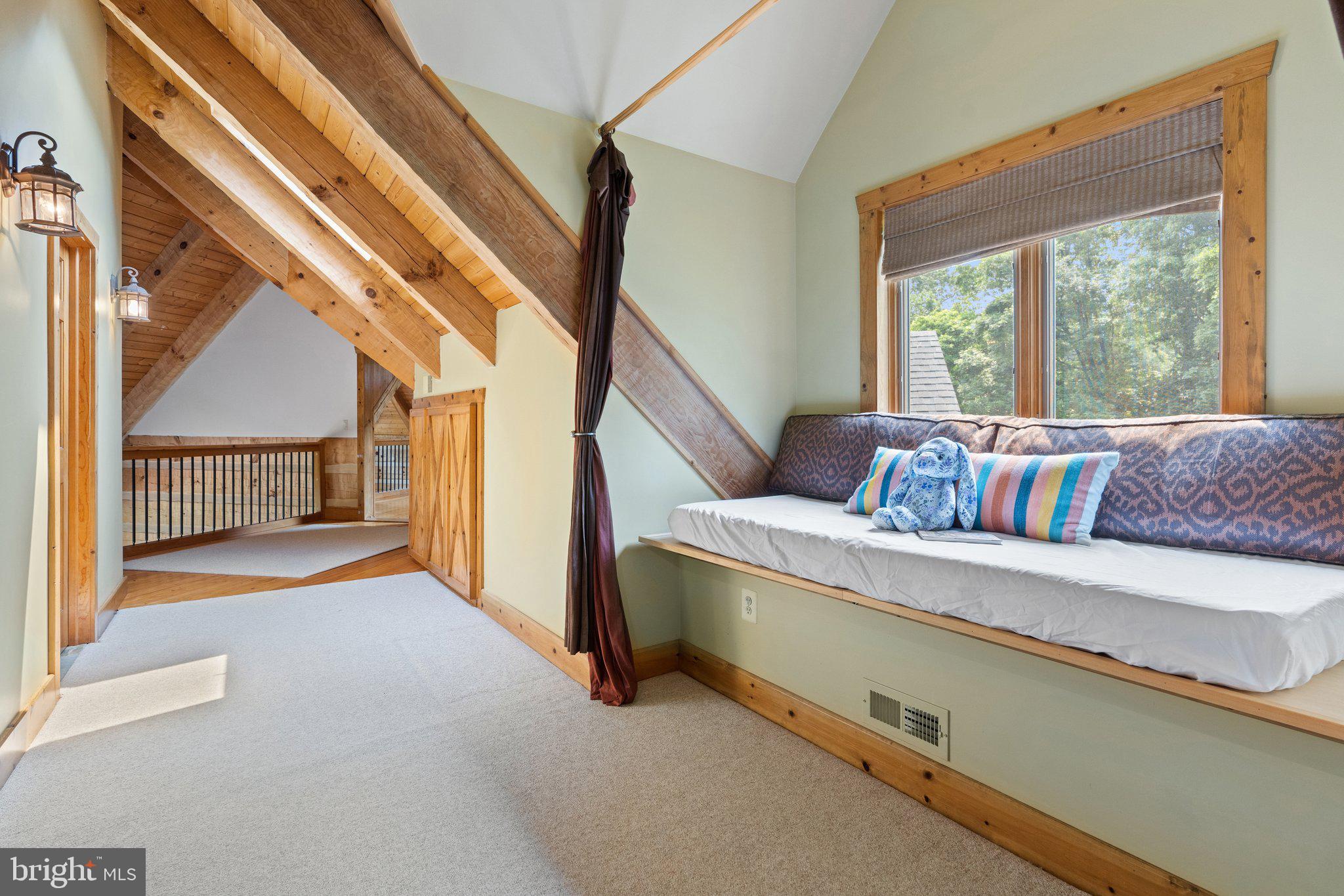 BETWEEN HILLS - Residential