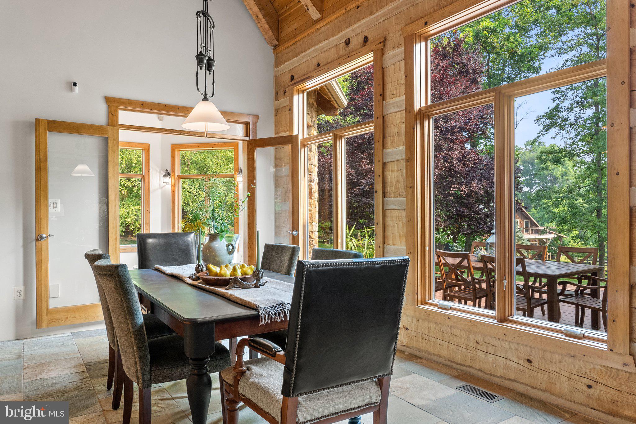 BETWEEN HILLS - Residential