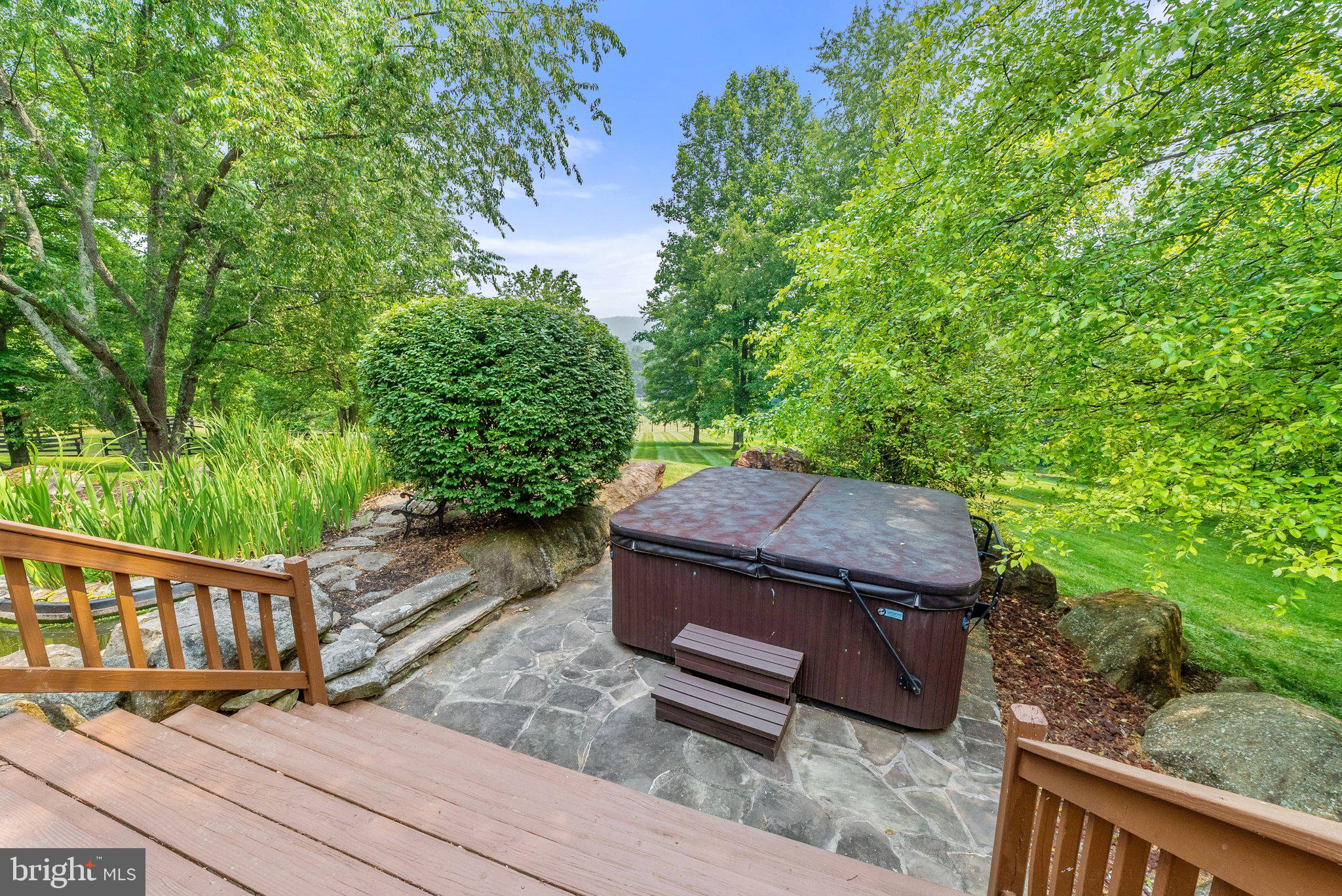 BETWEEN HILLS - Residential