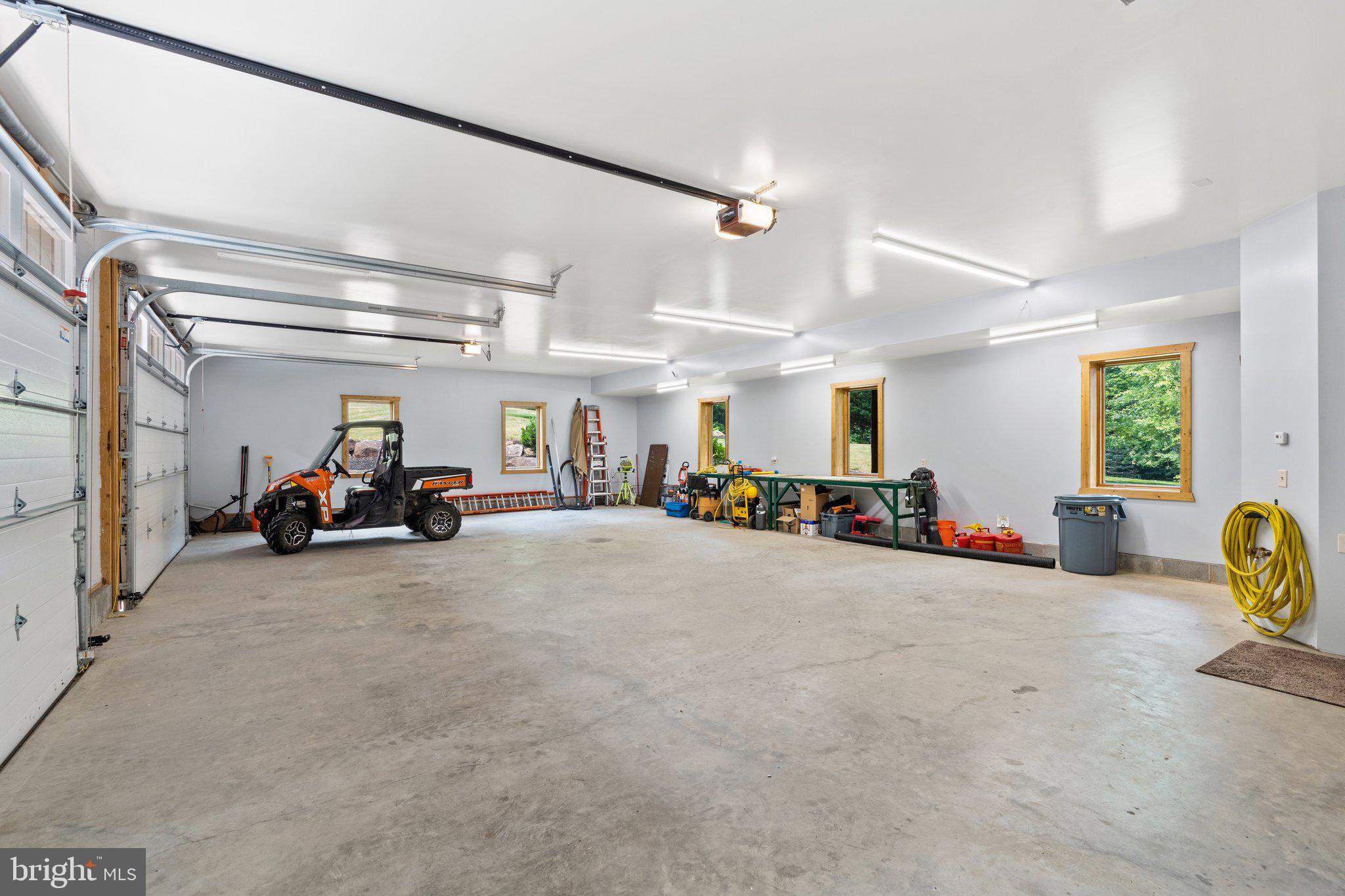 BETWEEN HILLS - Residential