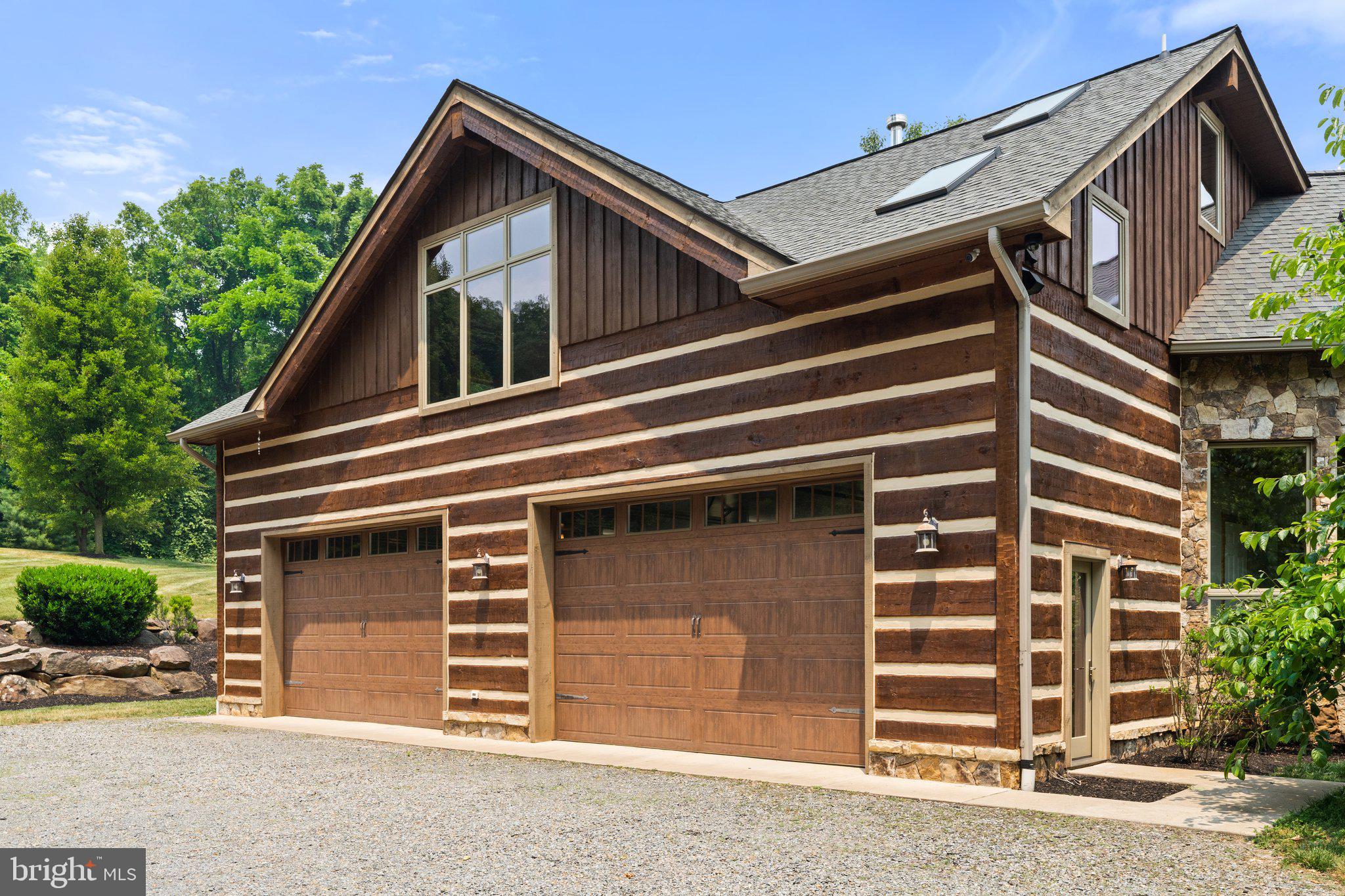 BETWEEN HILLS - Residential