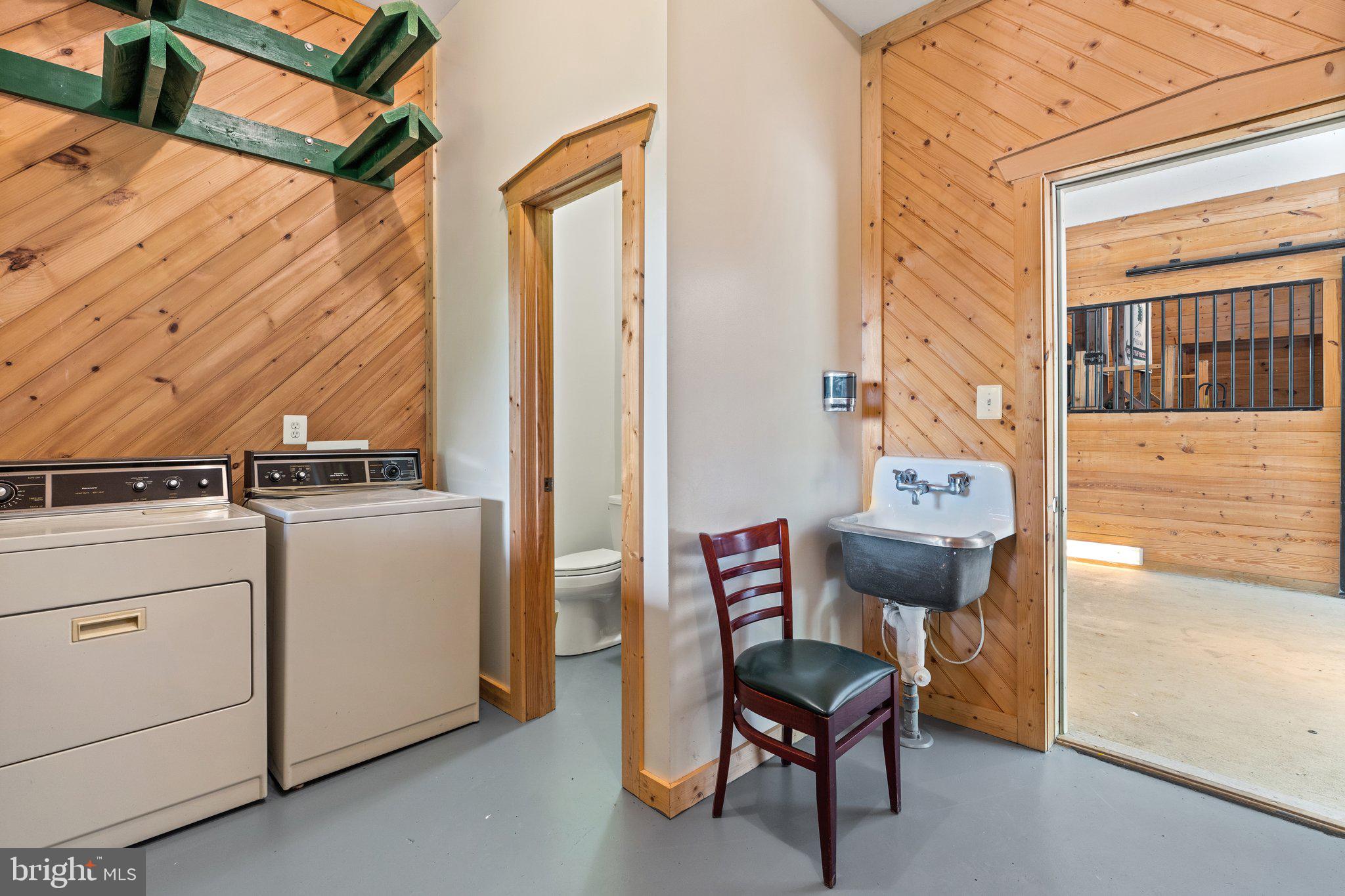 BETWEEN HILLS - Residential