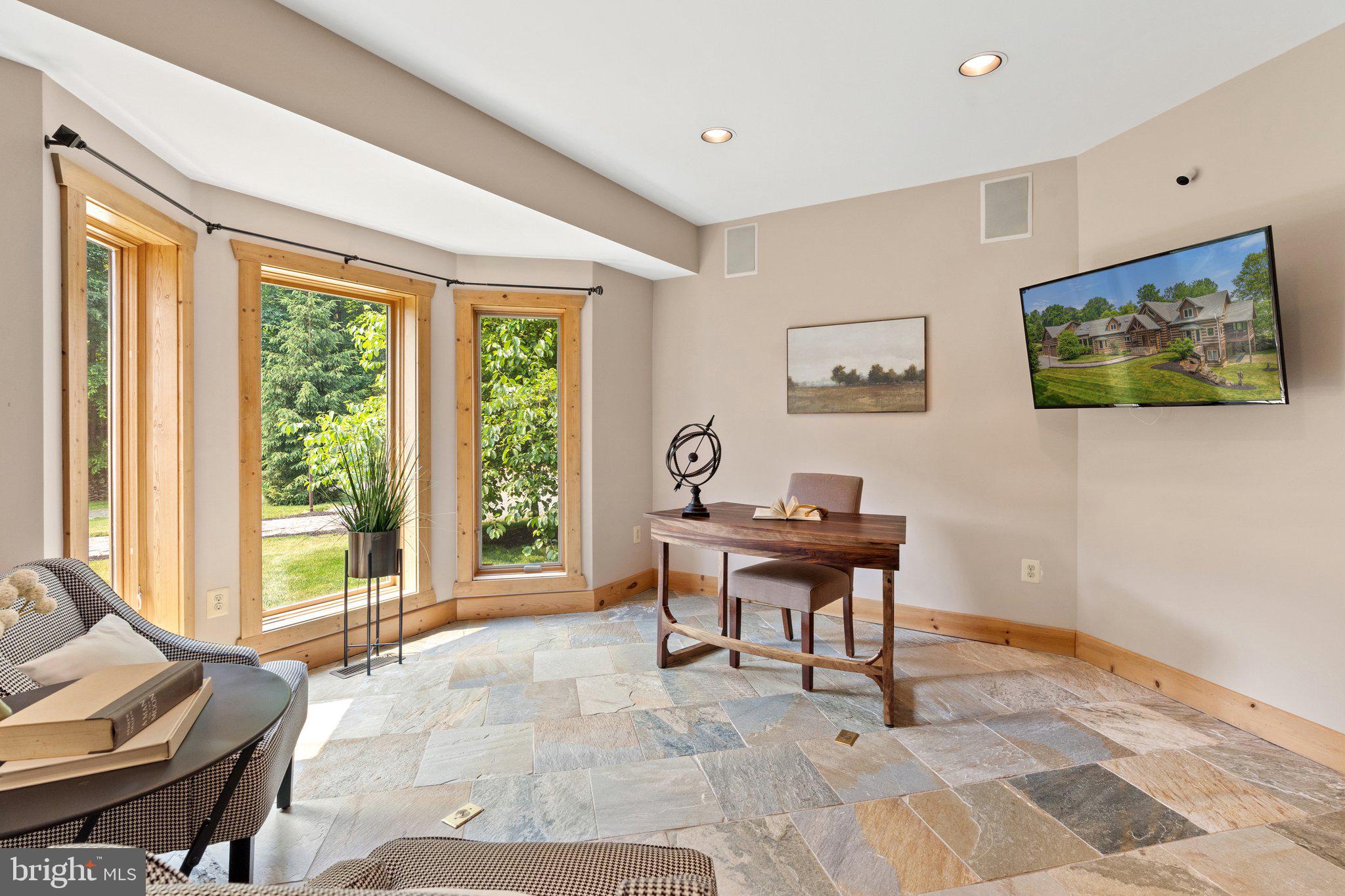 BETWEEN HILLS - Residential