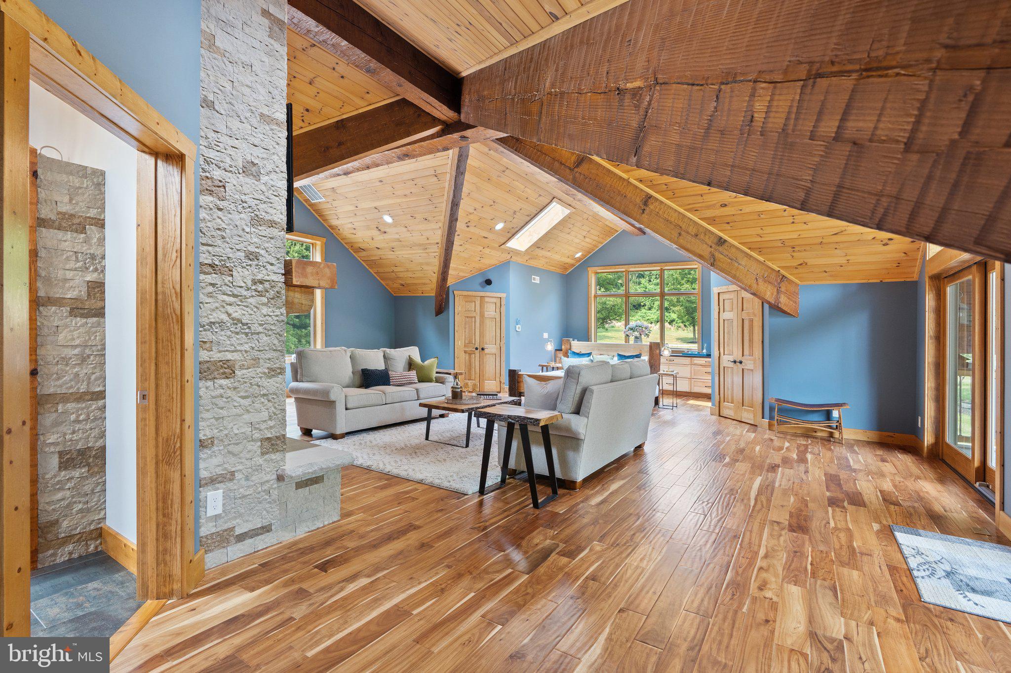 BETWEEN HILLS - Residential