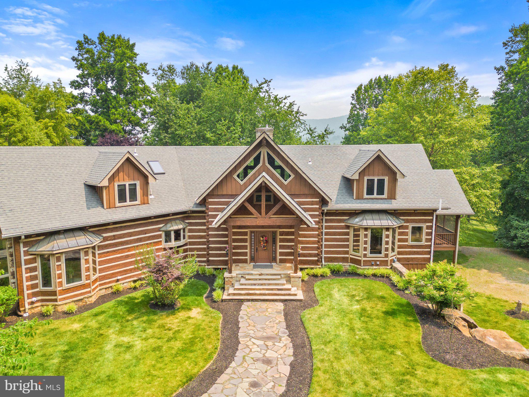 BETWEEN HILLS - Residential