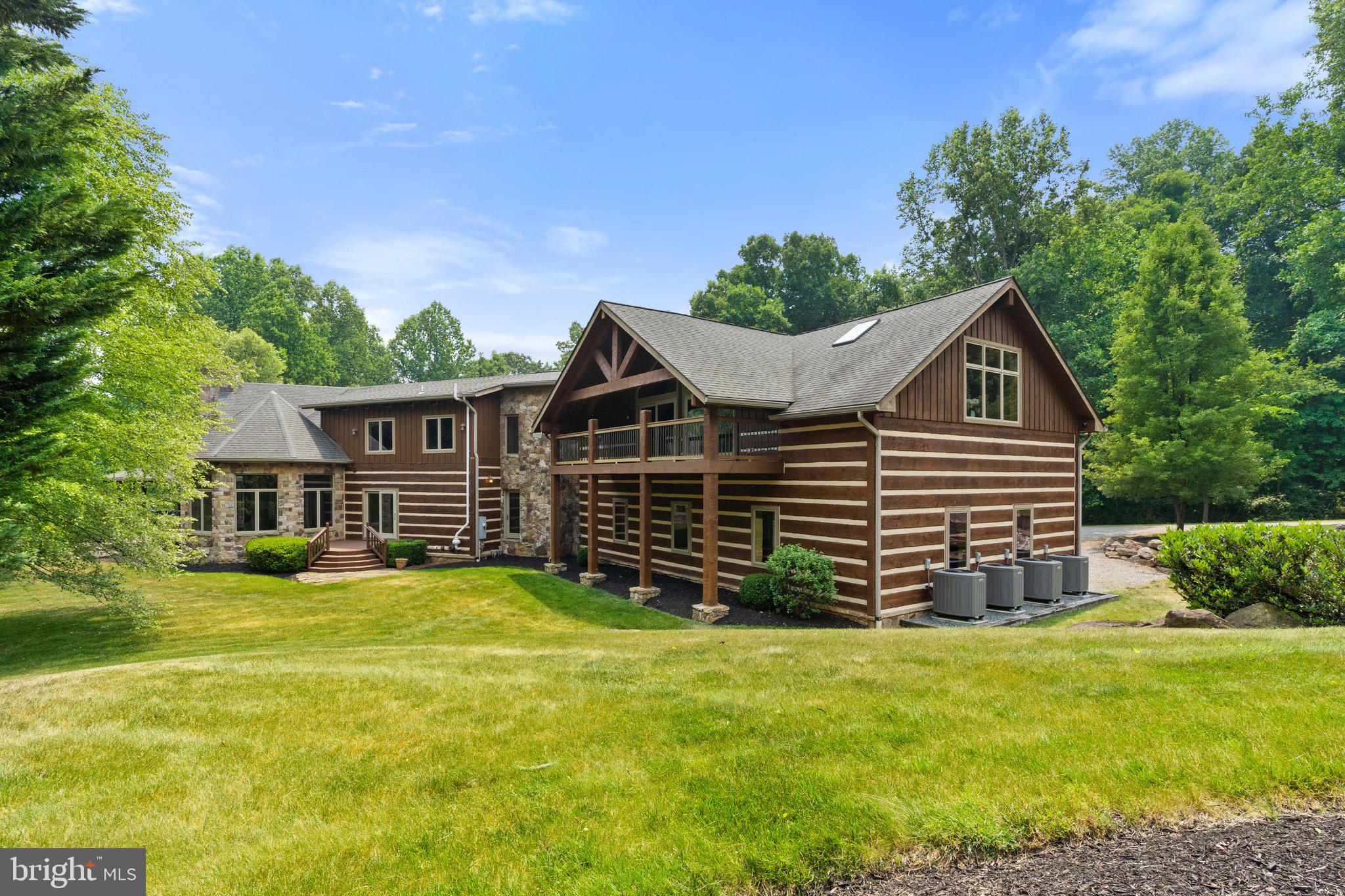 BETWEEN HILLS - Residential