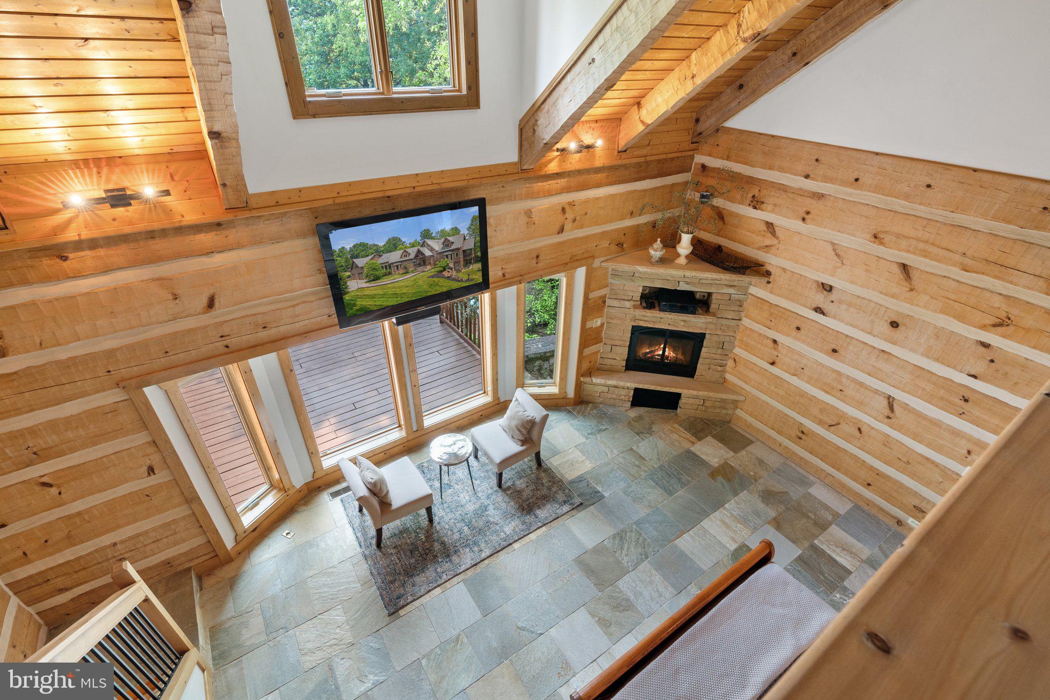 BETWEEN HILLS - Residential