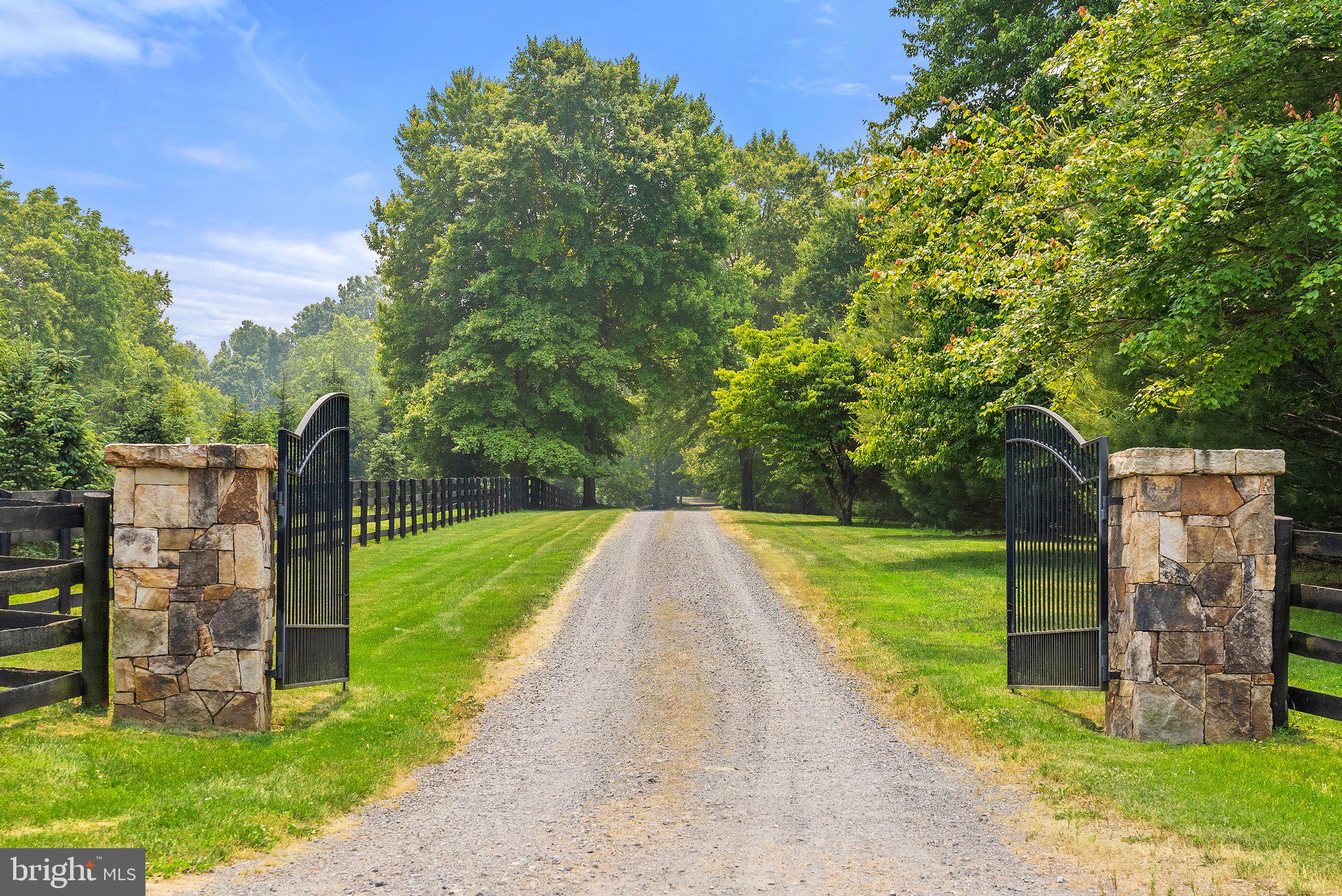 BETWEEN HILLS - Residential