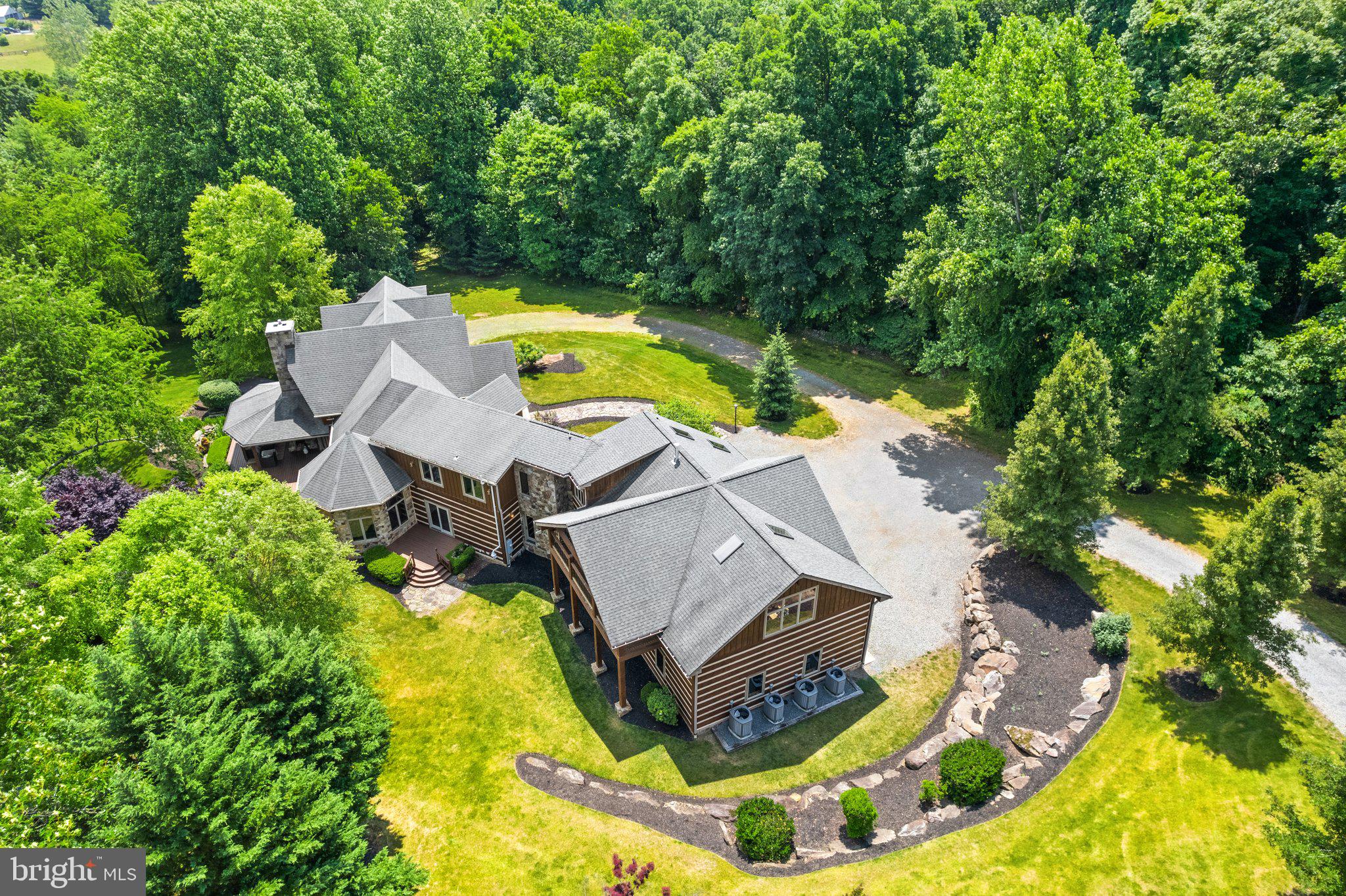 BETWEEN HILLS - Residential