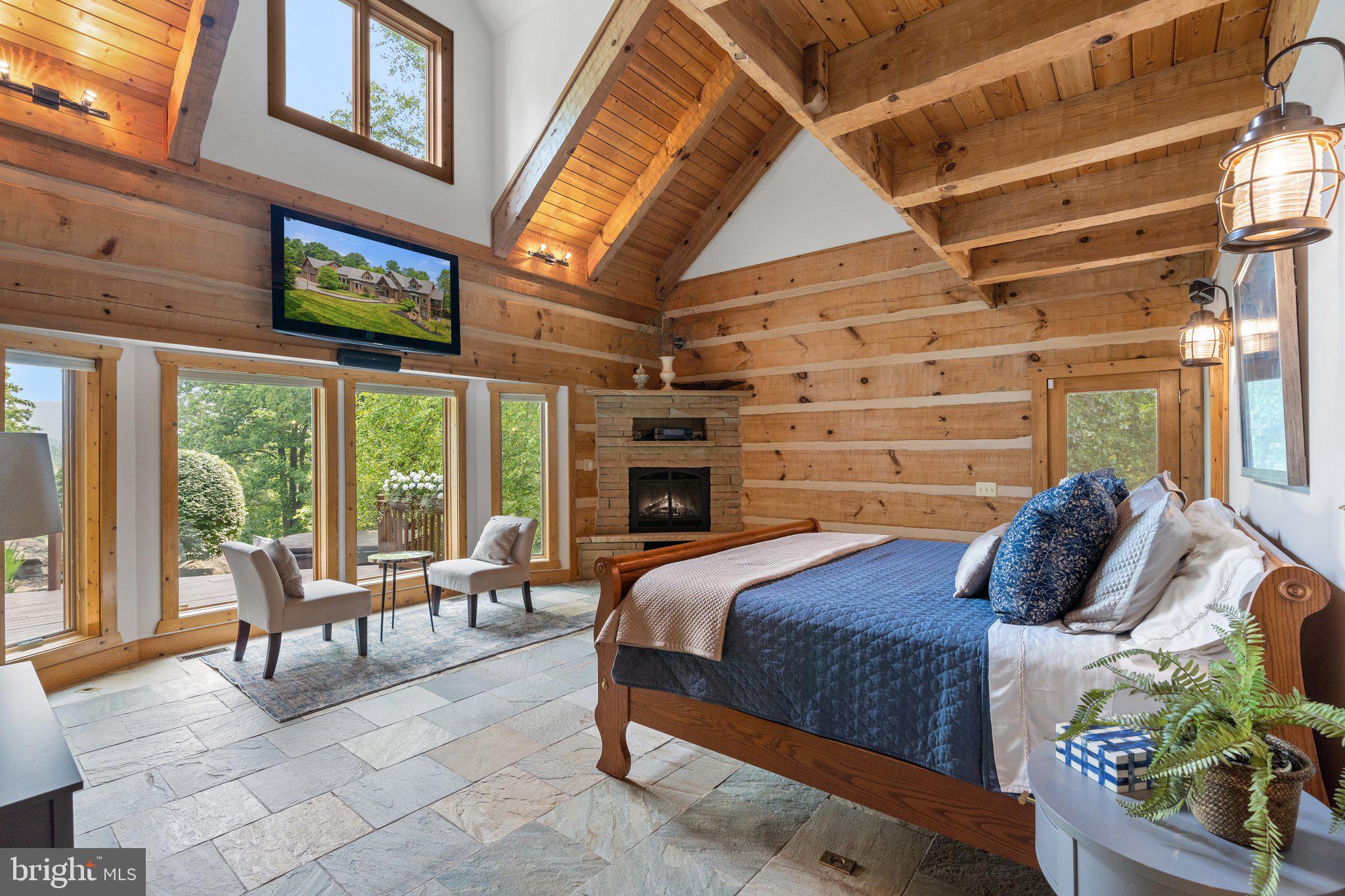 BETWEEN HILLS - Residential