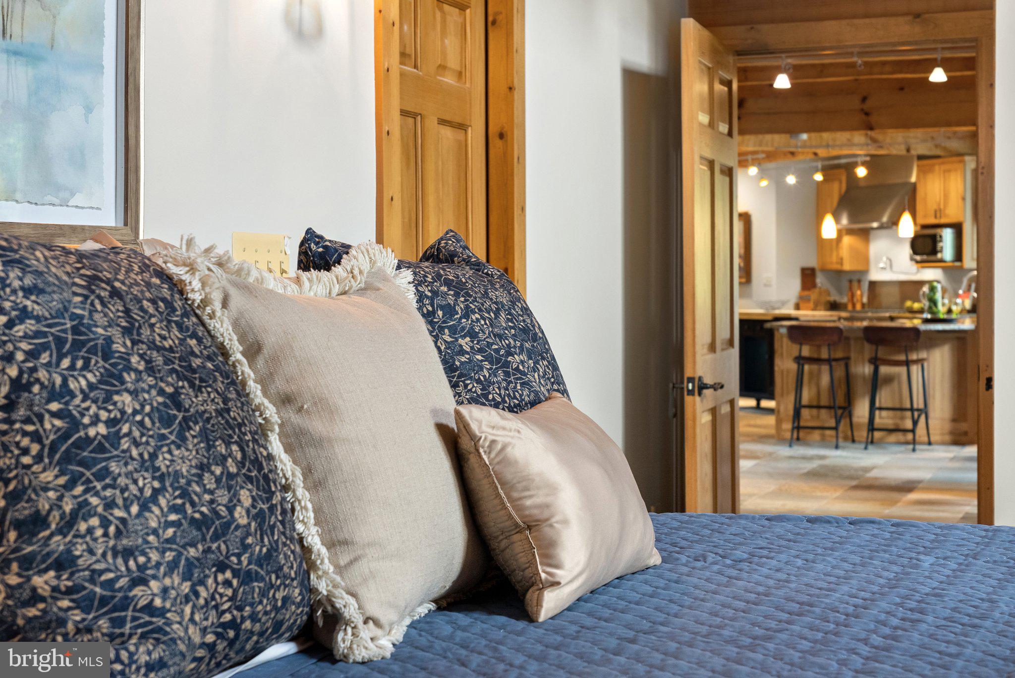 BETWEEN HILLS - Residential