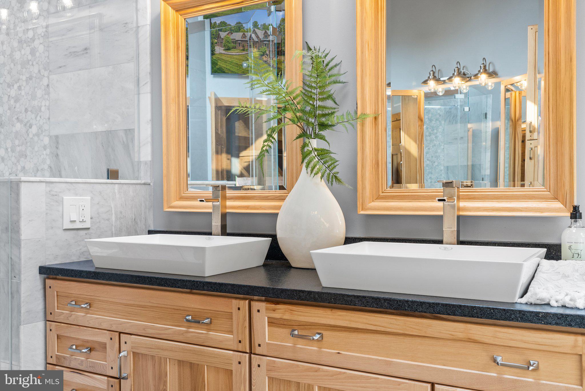 BETWEEN HILLS - Residential