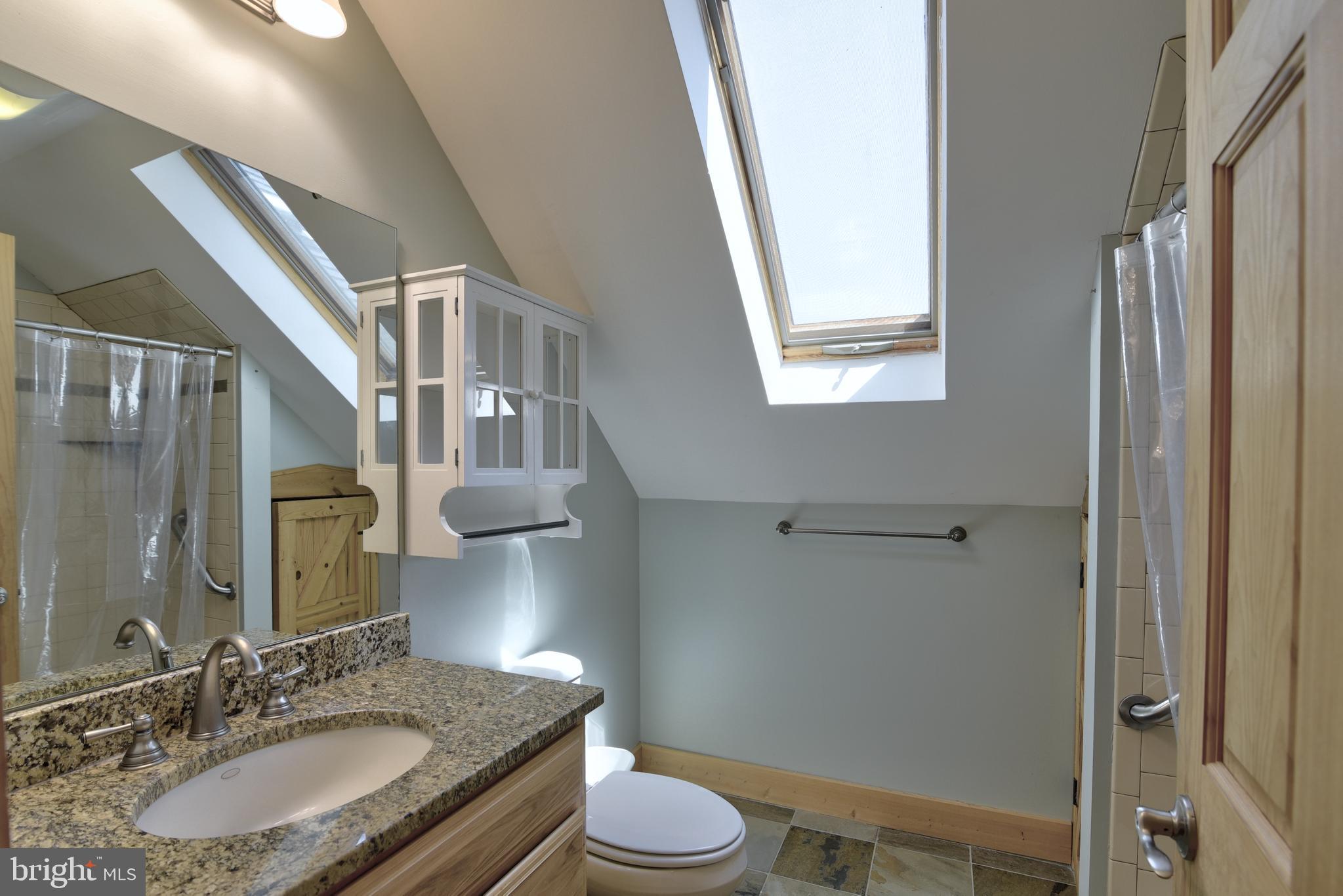 BETWEEN HILLS - Residential