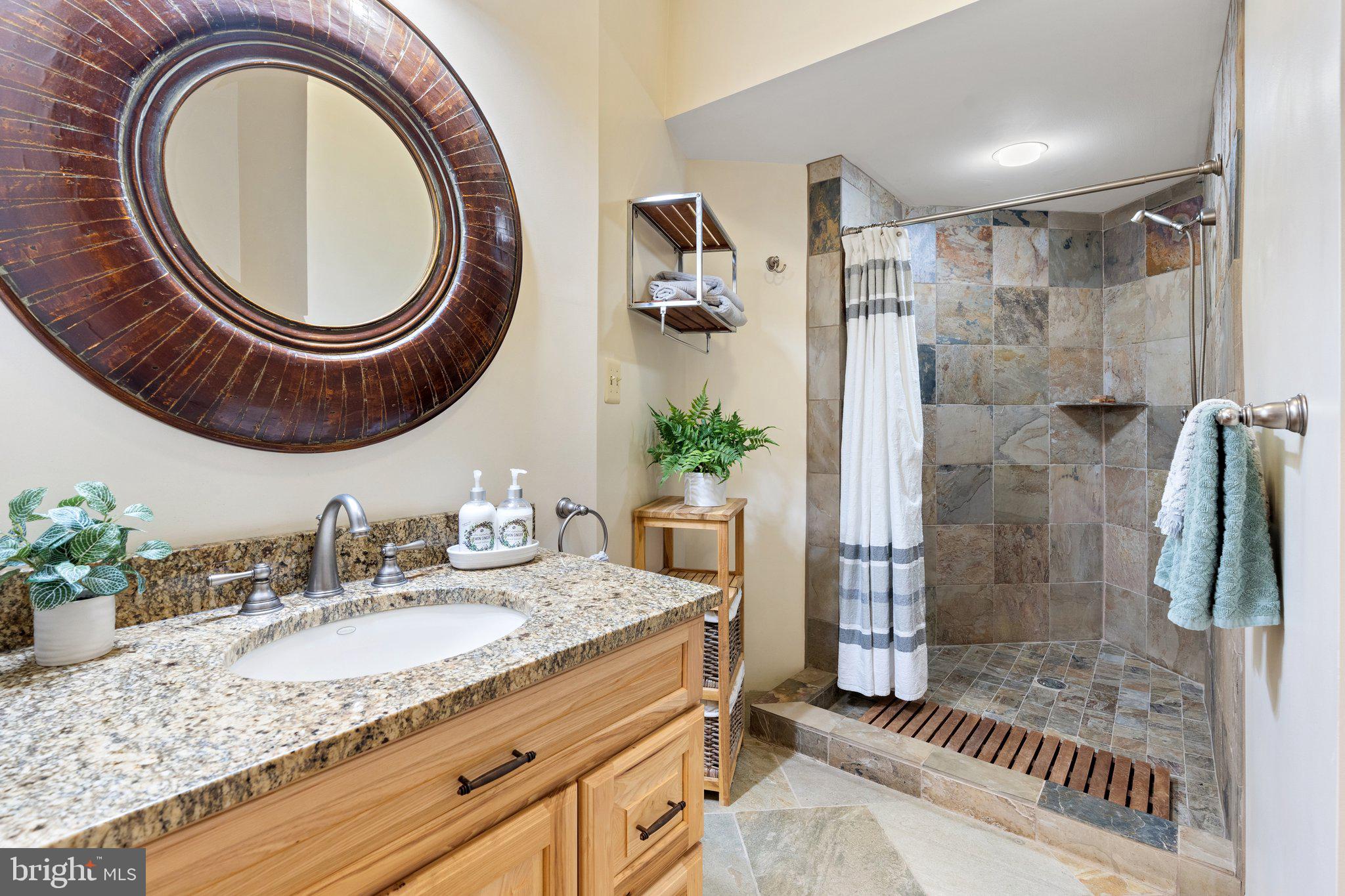 BETWEEN HILLS - Residential