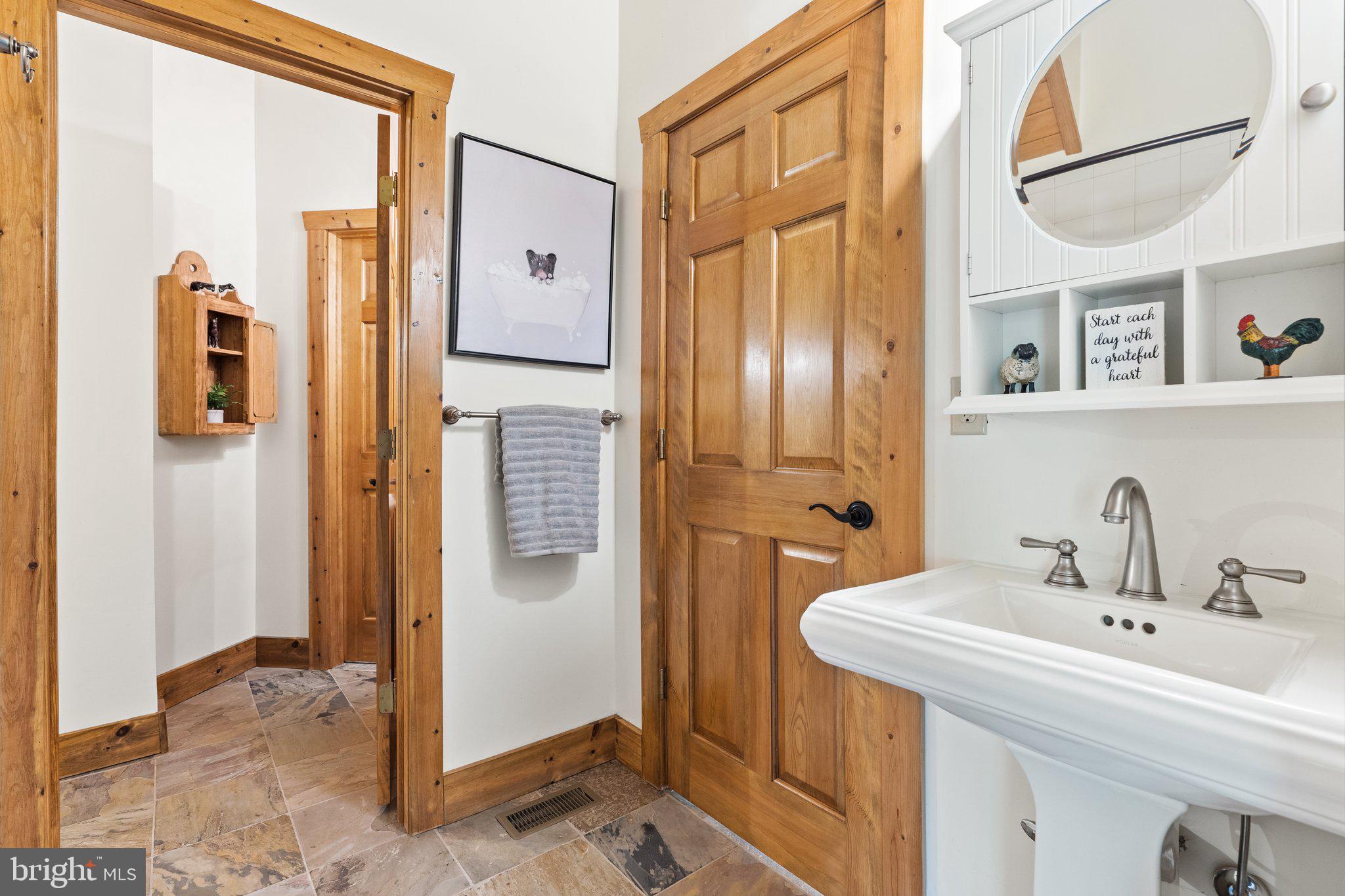 BETWEEN HILLS - Residential