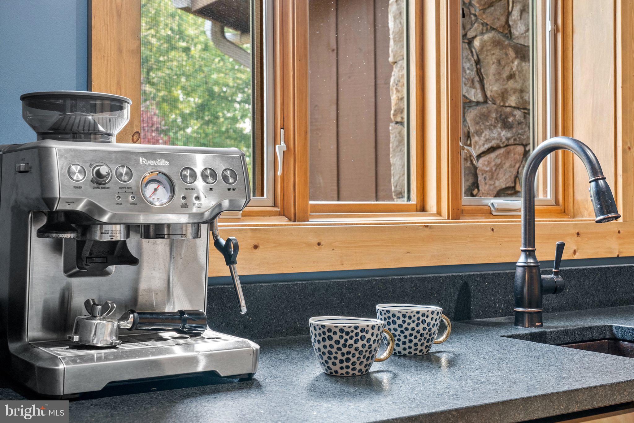 BETWEEN HILLS - Residential