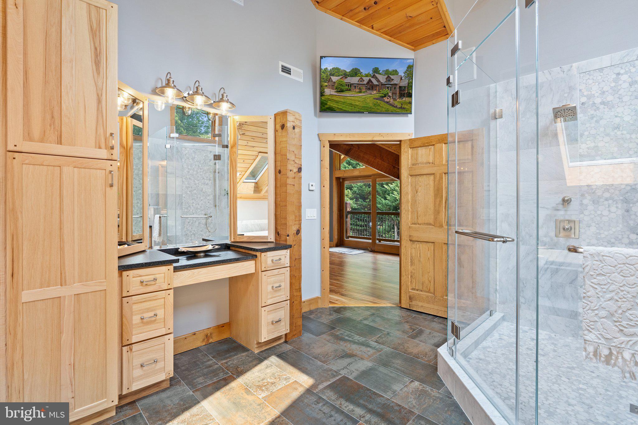 BETWEEN HILLS - Residential