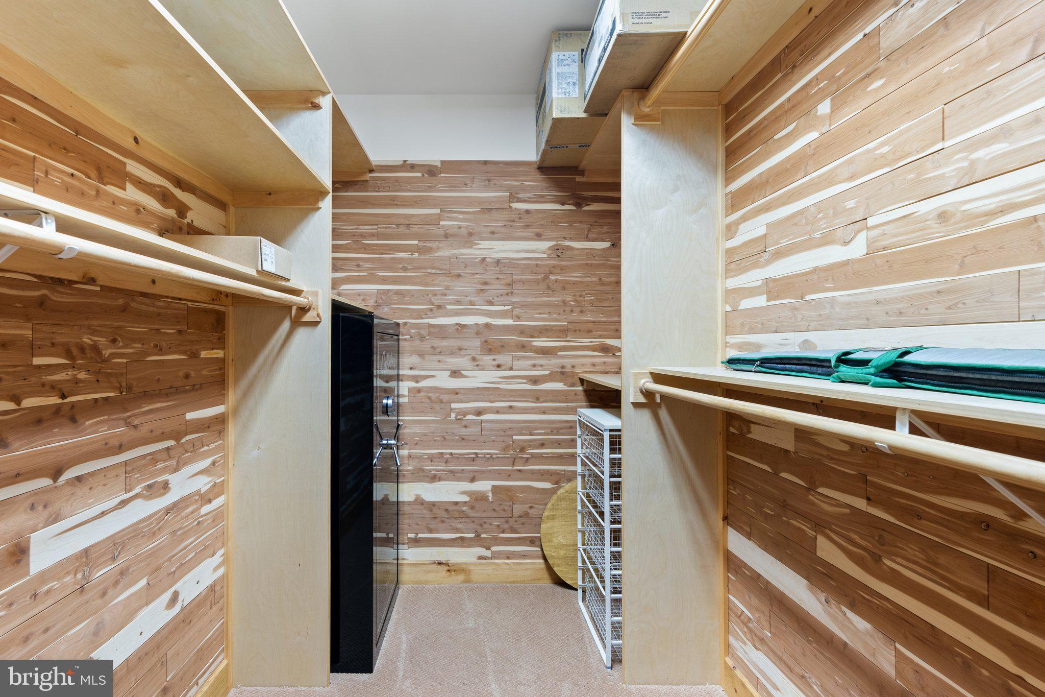 BETWEEN HILLS - Residential