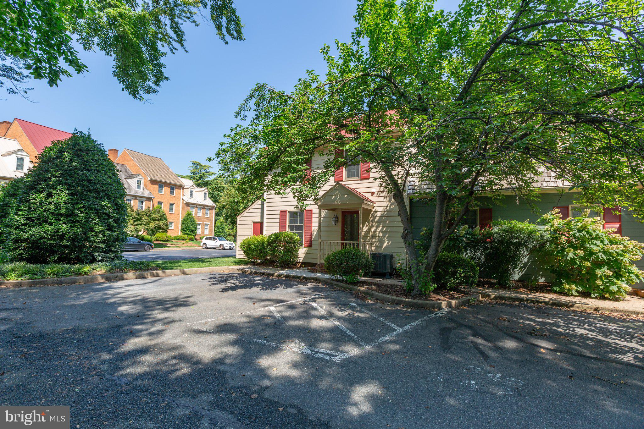 823 COLLEGE AVENUE