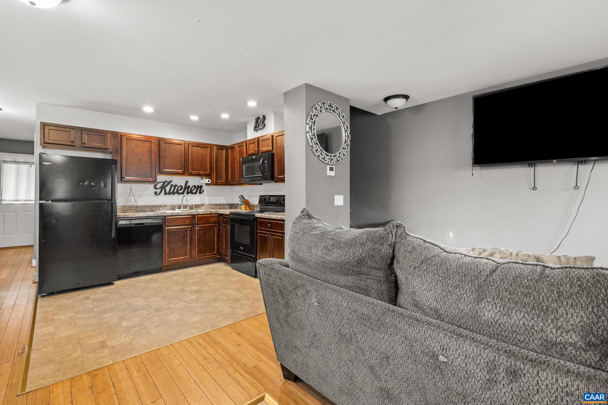 824 NASSAU ST