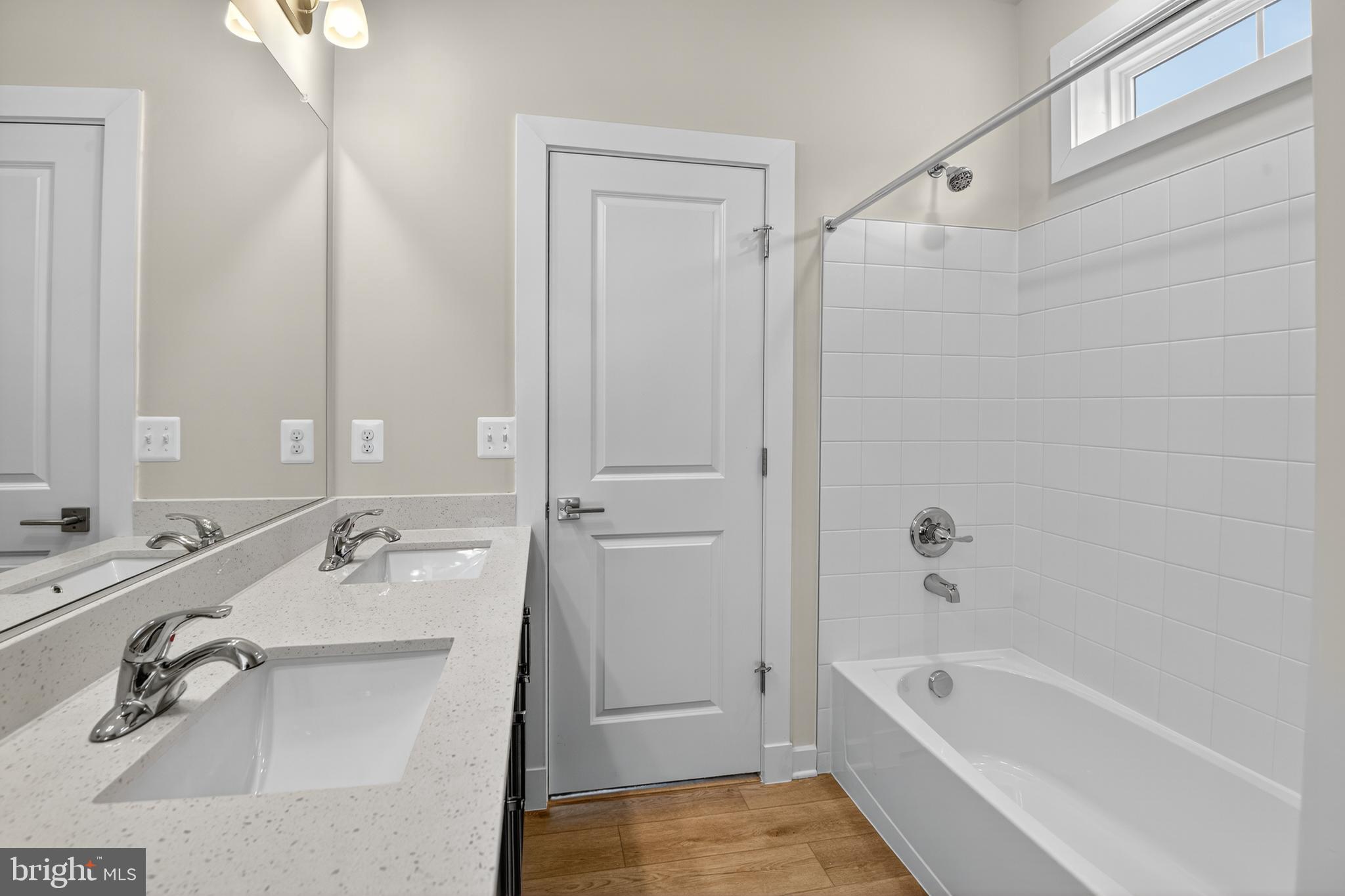 SOUTH LAKE - Residential