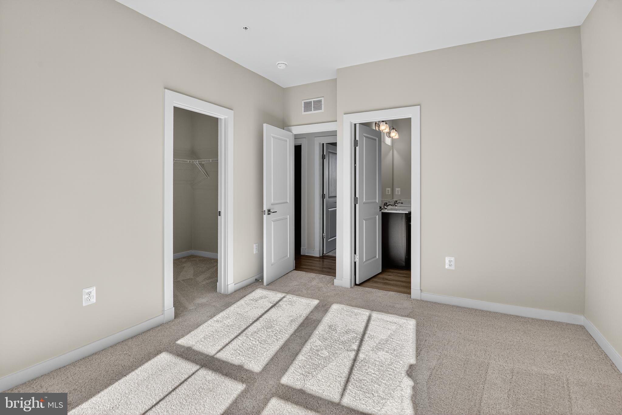 SOUTH LAKE - Residential