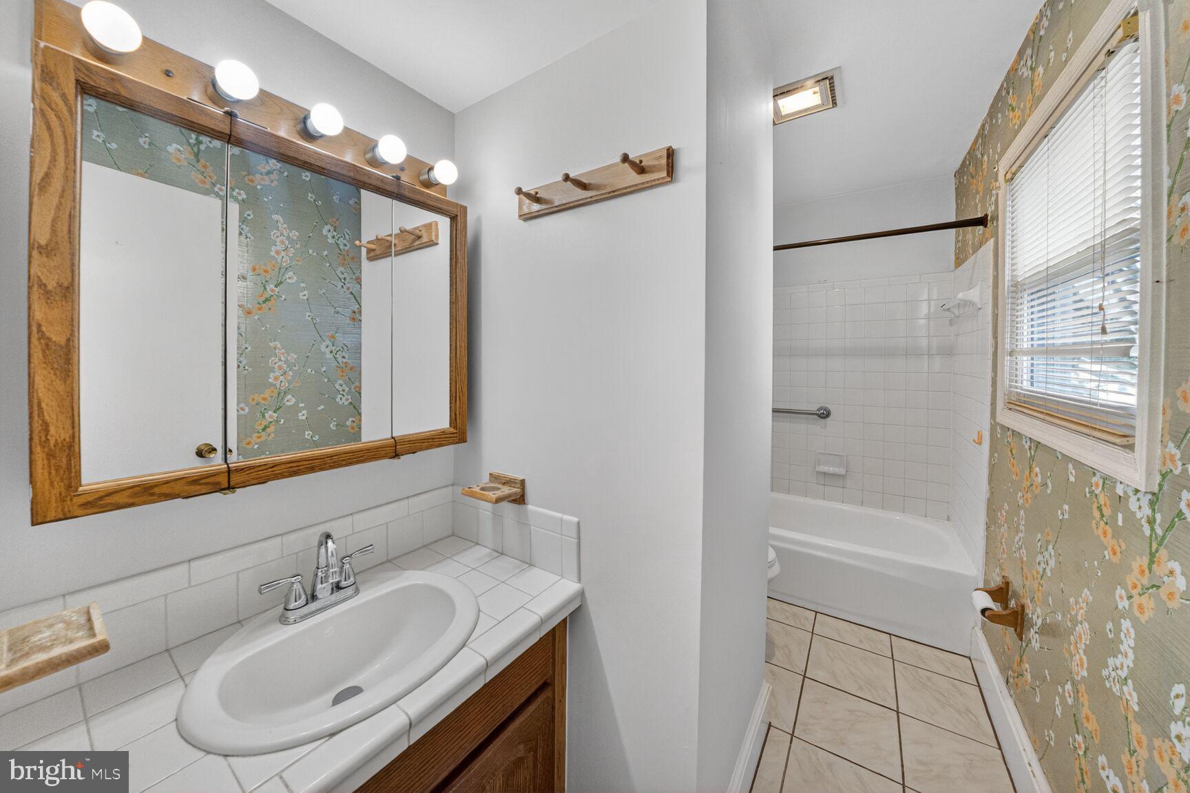 GLENORA HILLS - Residential Lease