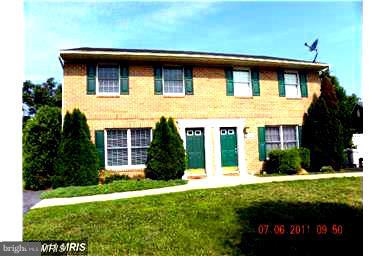 ***Open House Sunday July 17th 3pm-4pm*** Fantastic Duplex in great commuter location! 3 br, 2.5 bath all brick. All appliances including washer and dryer. Eat-in kitchen with patio door to backyard. Master bedroom has separate full bath and walk-in closet. Call CSS. Pets case/case.