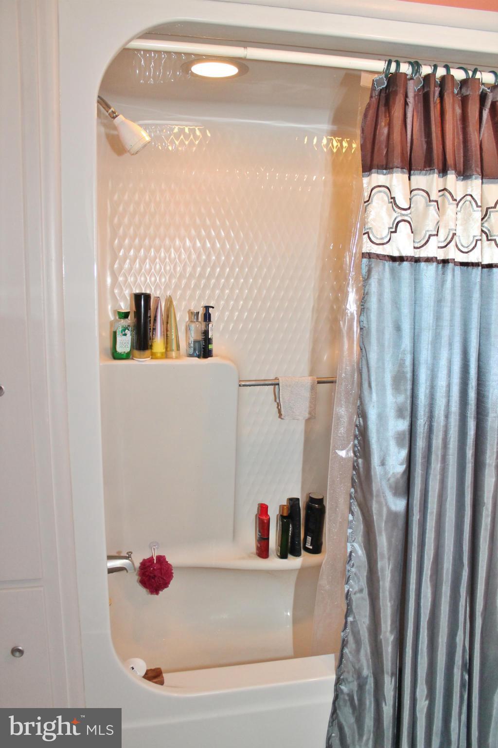 WOODLAND BEACH - Residential Lease