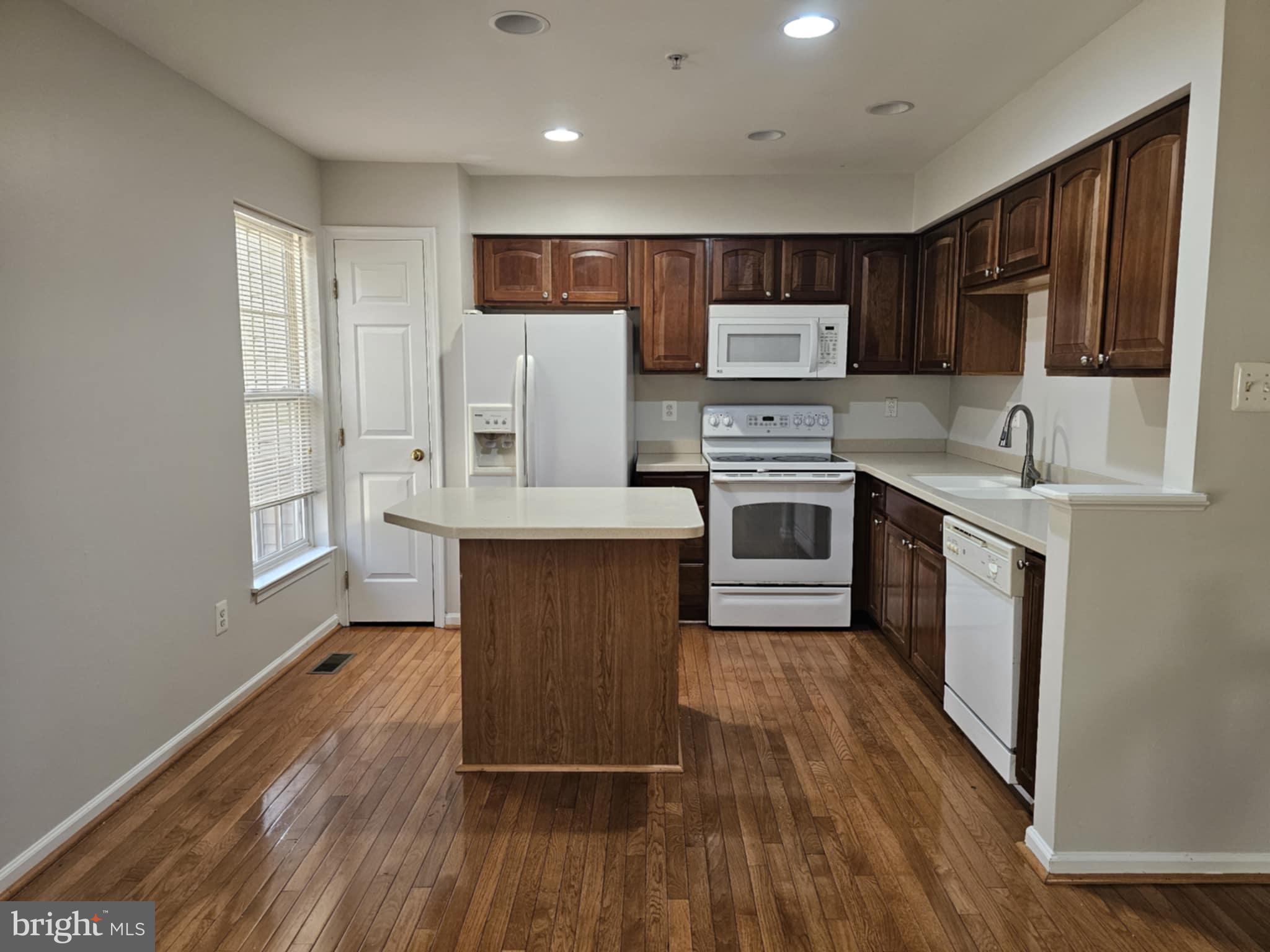 VILLAGE TOWNS - Residential Lease