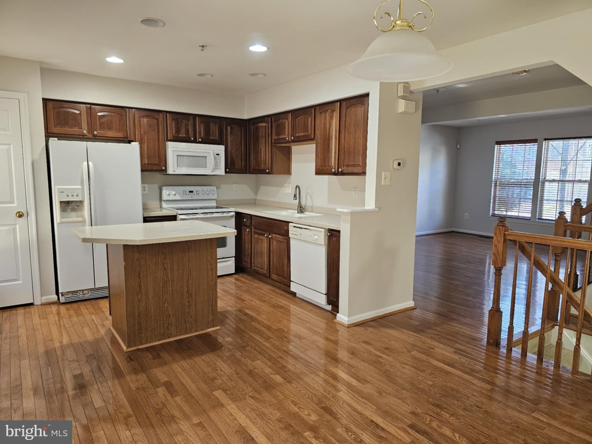 VILLAGE TOWNS - Residential Lease