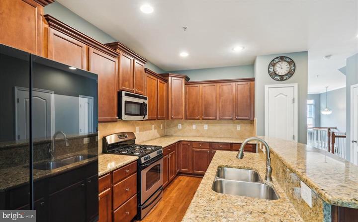 GATEWAY COMMONS - Residential Lease